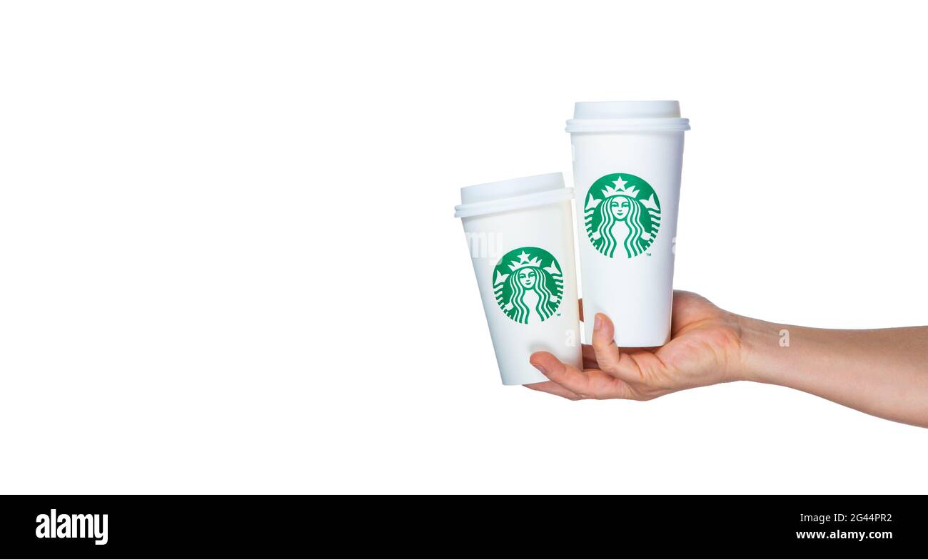 Chiang Mai, Thailand - 16. März 2019 - EINE Männerhand hält Venti und Grande Starbucks nehmen Tassen mit ihrem Logo auf weißem Hintergrund in Chian mit nach Hause Stockfoto