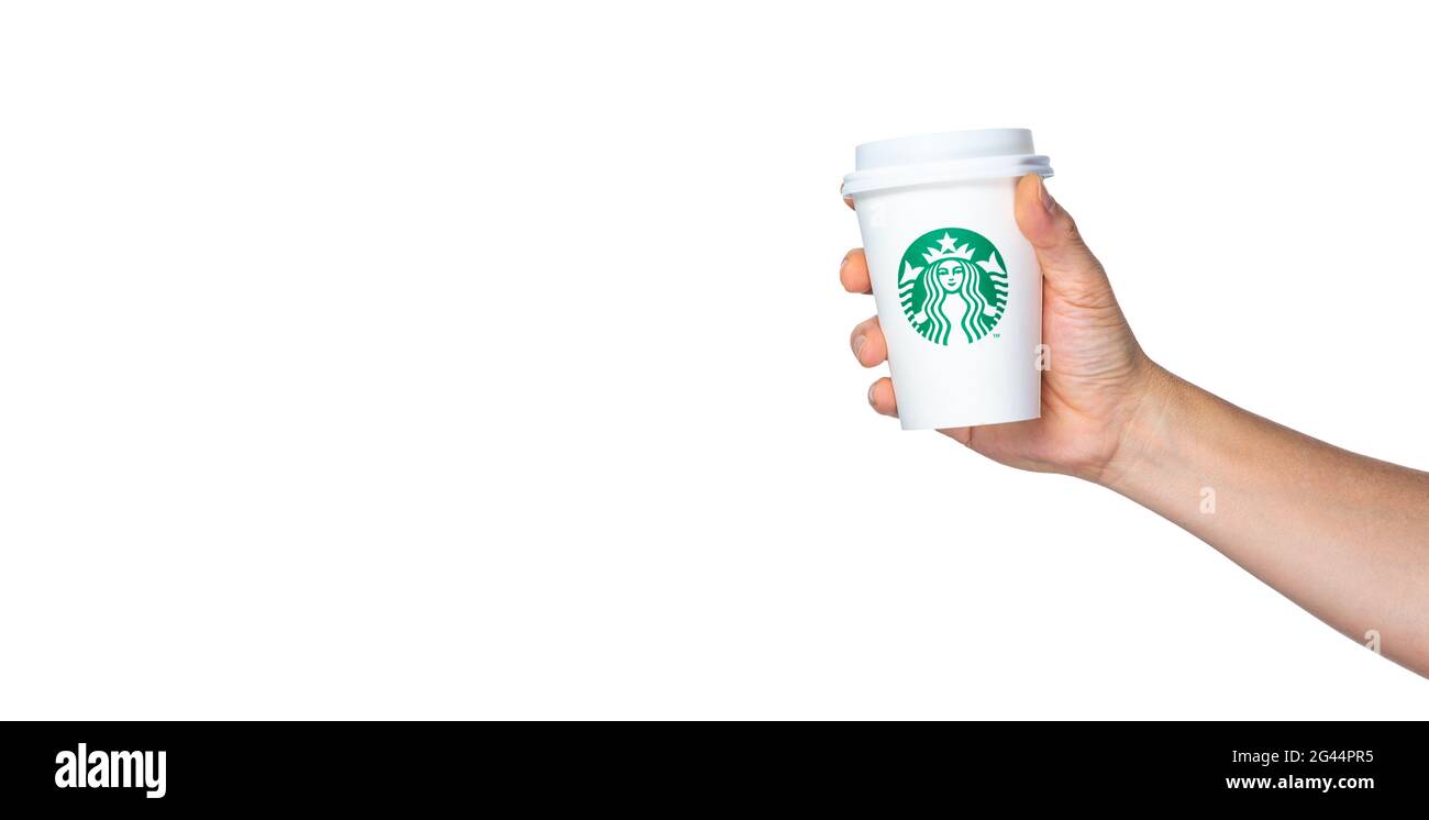 Chiang Mai, Thailand - 16. März 2019 - EINE Männerhand hält einen kleinen Starbucks Becher mit seinem Logo auf weißem Hintergrund in Chiang Mai, Thailand auf M Stockfoto