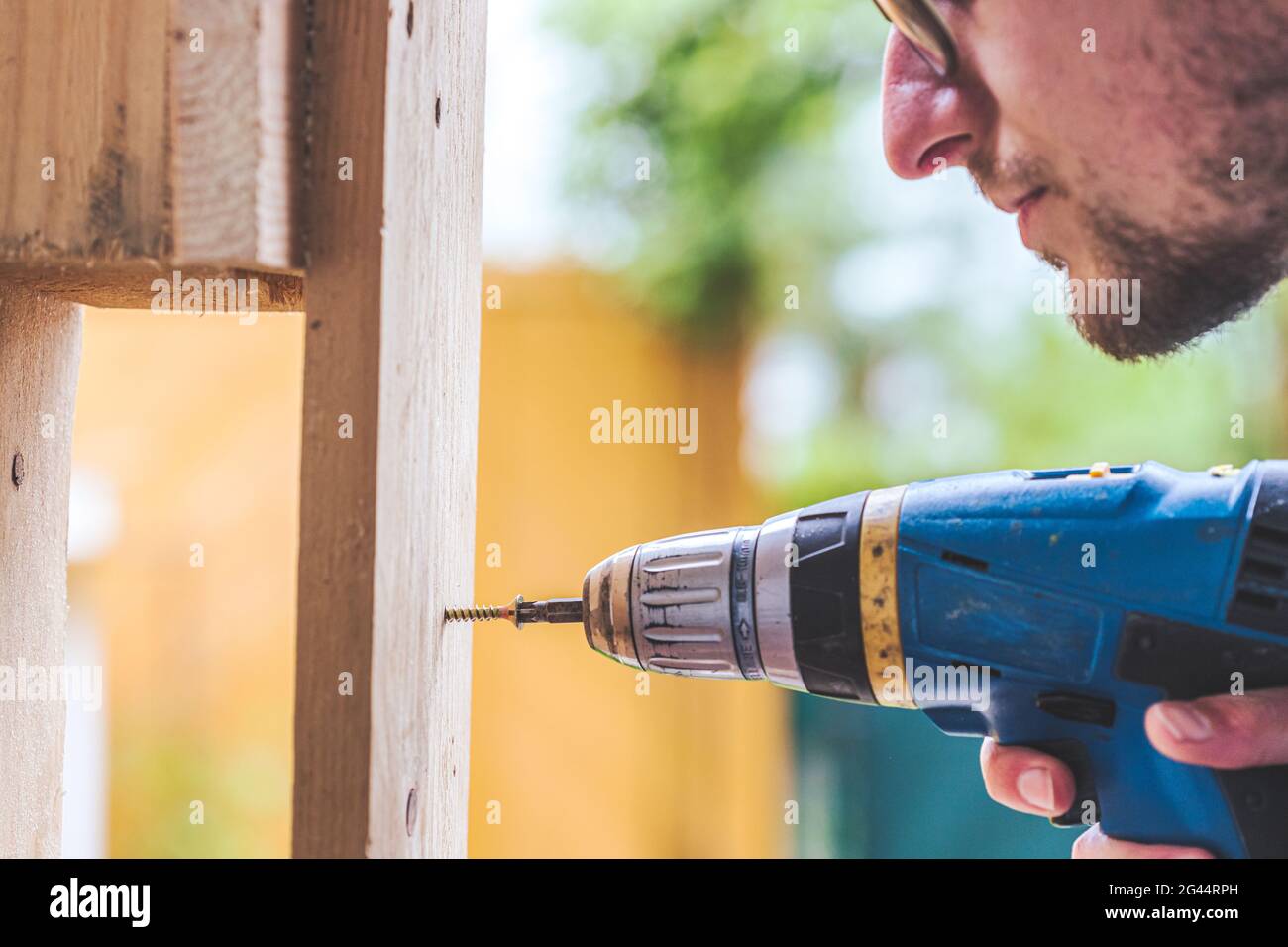 Machen Sie es selbst: Home Handyman verwendet einen Akkuschrauber zum Schrauben Stockfoto