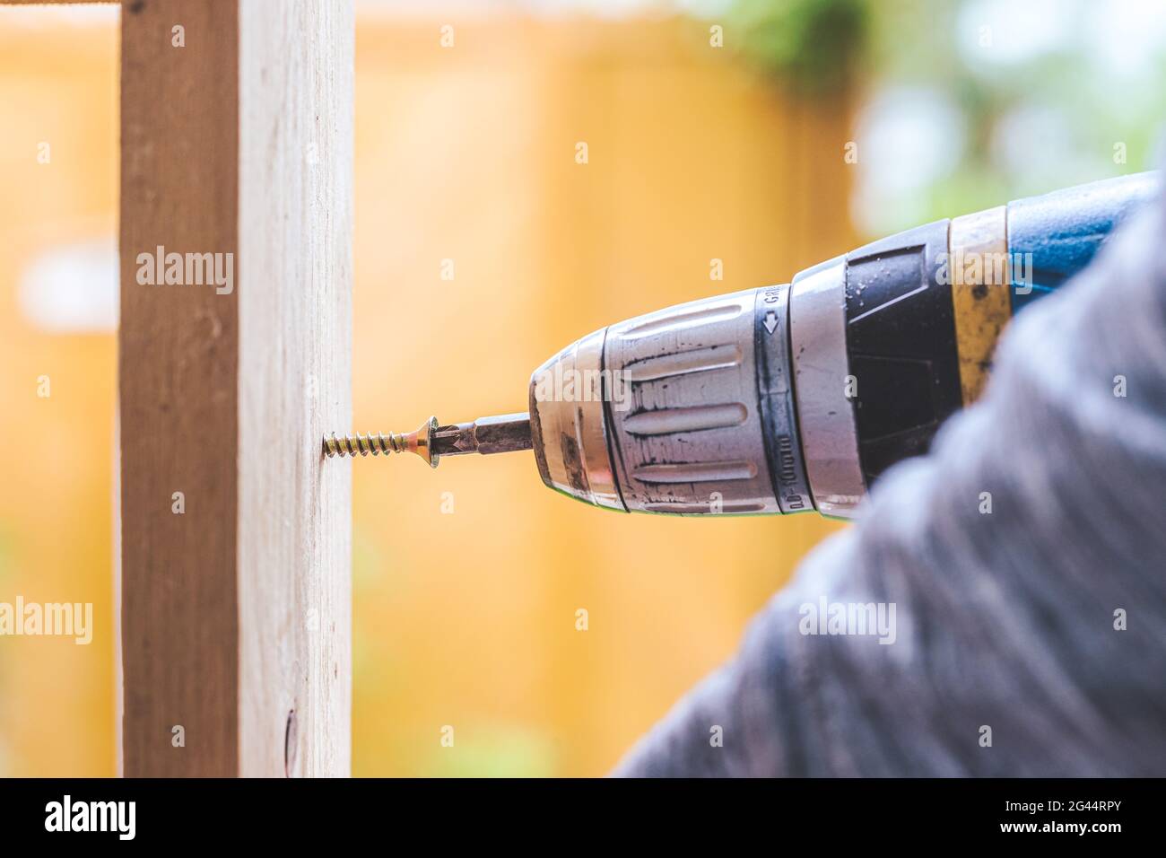 Machen Sie es selbst: Home Handyman verwendet einen Akkuschrauber zum Schrauben Stockfoto