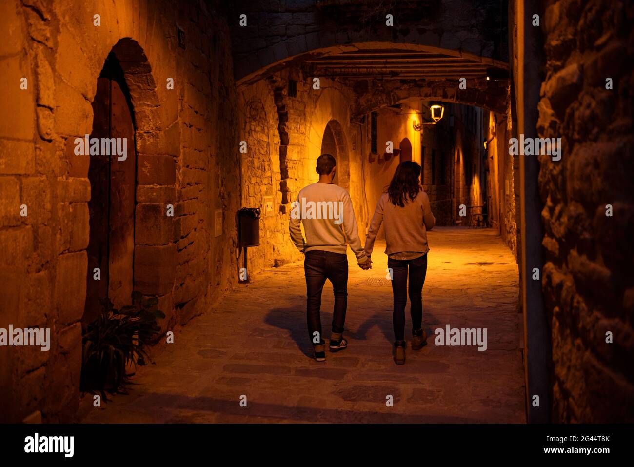 Sant Joan de Monistrol de Montserrat Straße in der Abenddämmerung (Bages, Barcelona, Katalonien, Spanien) ESP: Calle de Sant Joan de Monistrol de Montserrat de noche Stockfoto