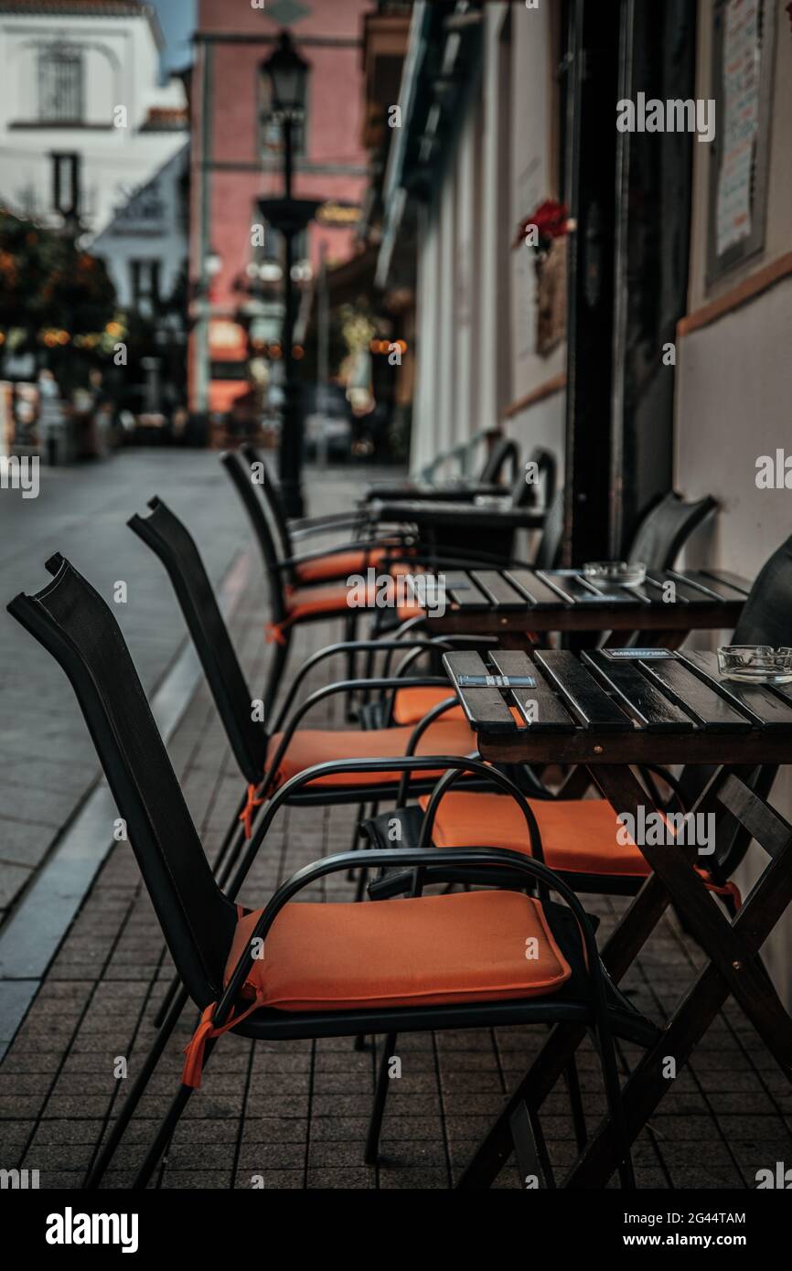 Straßencafé in der Altstadt von Marbella, Spanien Stockfoto