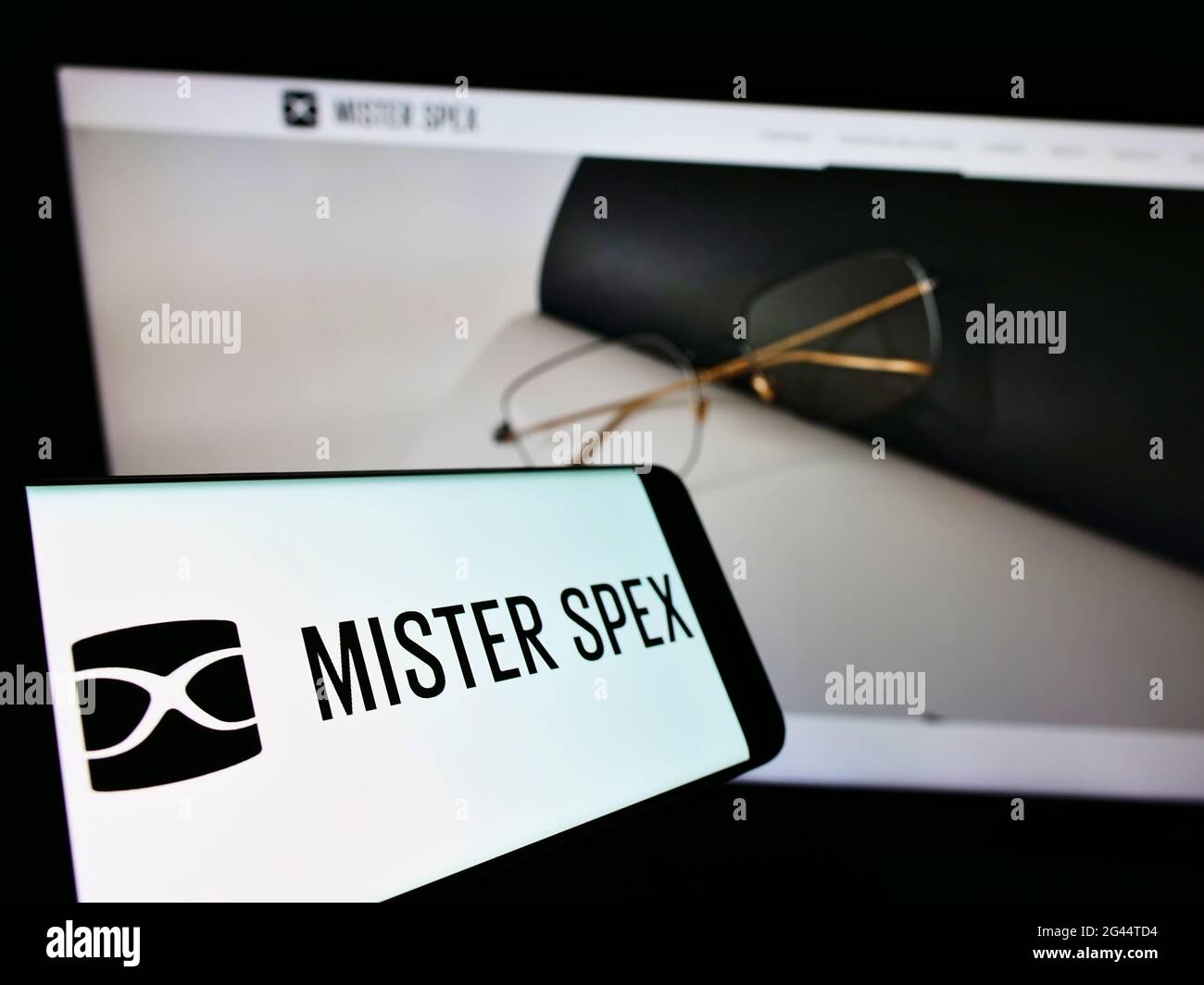 Handy mit Logo des deutschen Online-Optikers Mister Spex AG auf dem Bildschirm vor der Business-Website. Konzentrieren Sie sich auf die Mitte links des Telefondisplays. Stockfoto