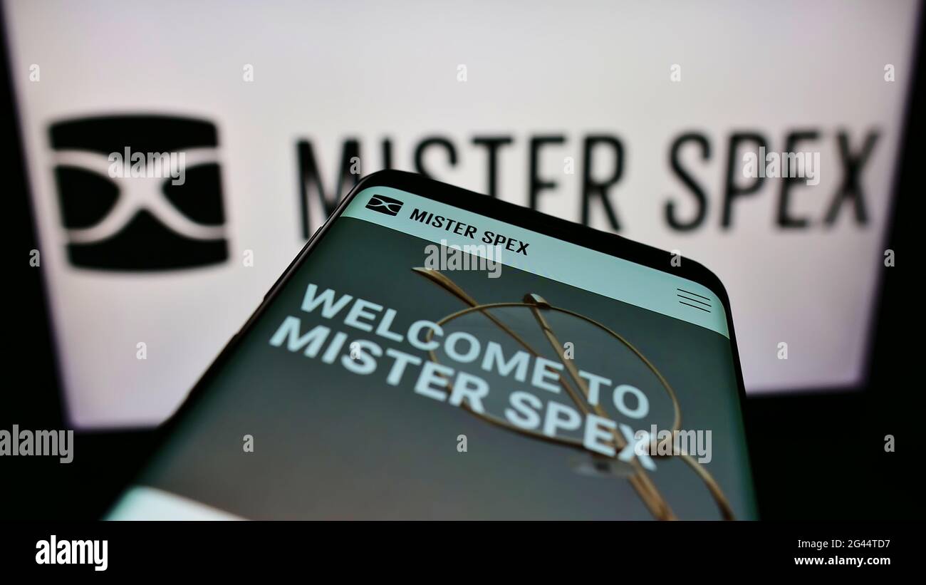 Mobiltelefon mit Website des deutschen Online-Optikers Mister Spex AG auf dem Bildschirm vor dem Firmenlogo. Konzentrieren Sie sich auf die Mitte des Telefondisplays. Stockfoto