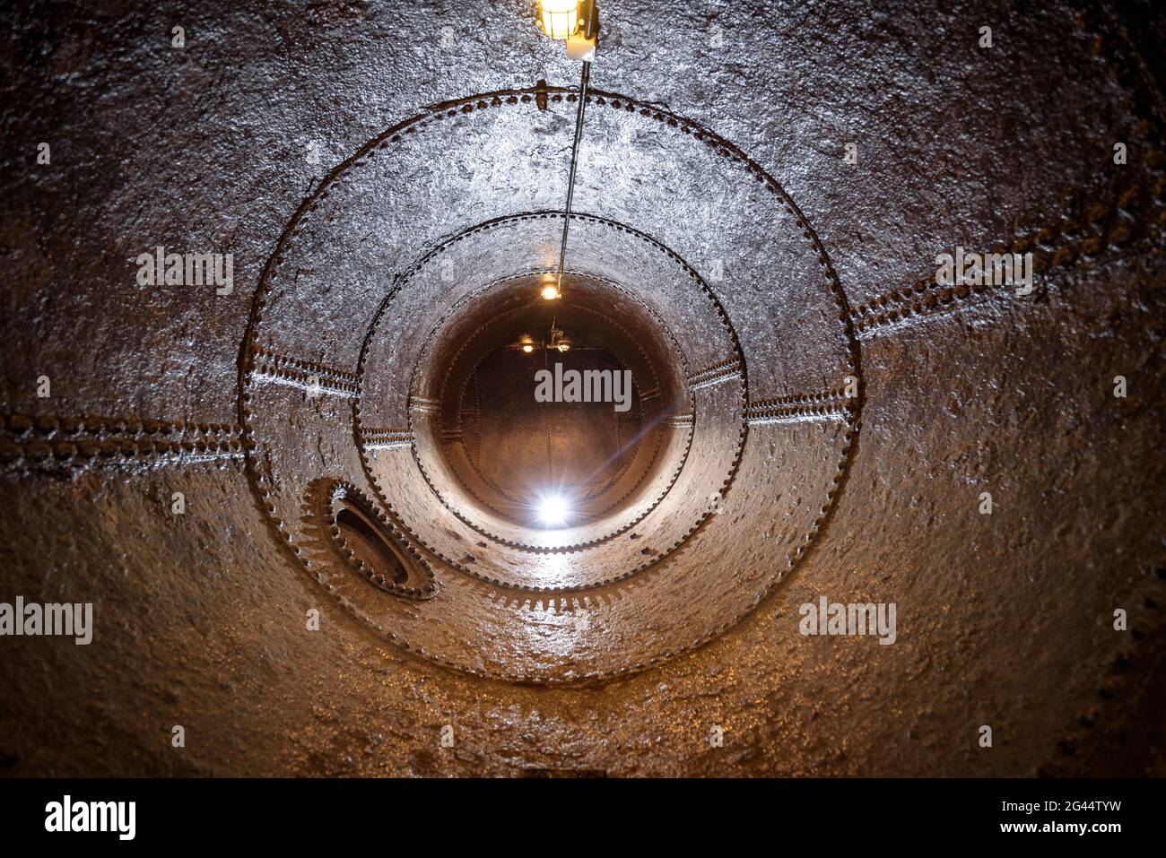 Sedó Industriekolonie. Innerhalb der Wasserleitung zur Werksturbine (Esparreguera, Baix Llobregat, Barcelona, Katalonien, Spanien) Stockfoto