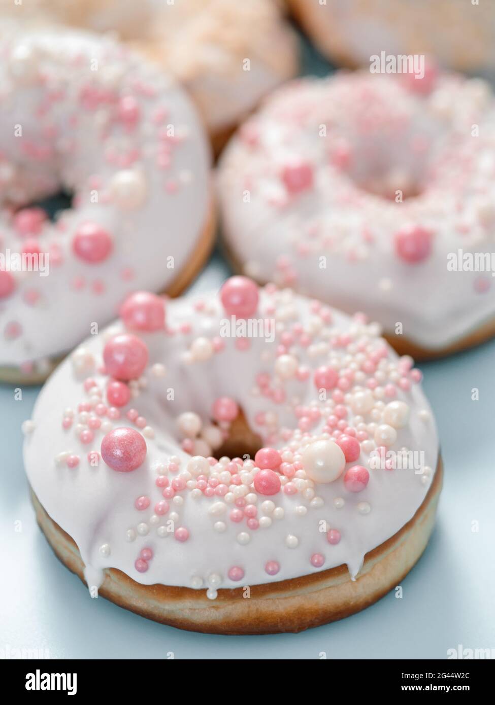 Romantische glasierte Donuts. Weiße Glasur, rosa Dressing Stockfotografie Alamy