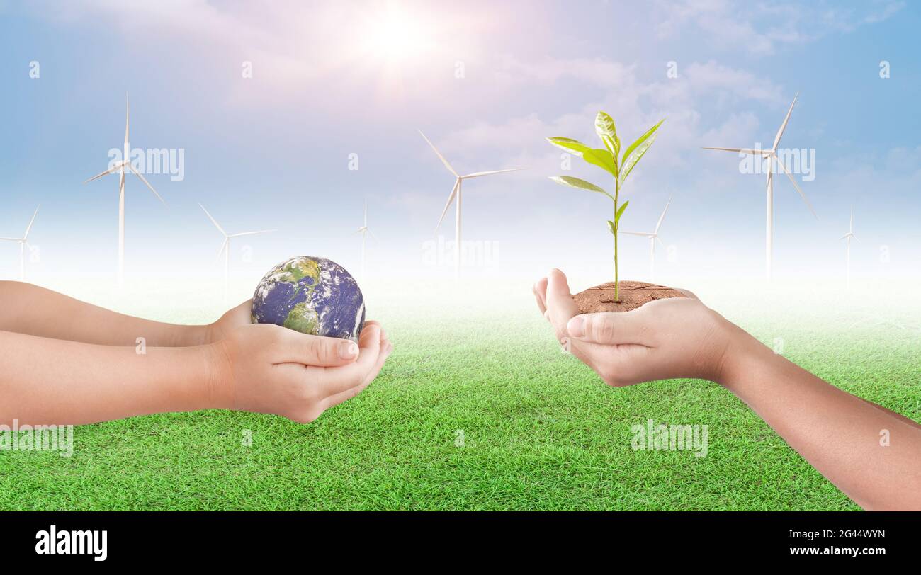 Hand hält junge Pflanze und Erdkugel auf Windturbine mit blauem Himmel Hintergrund. Eco Earth Day Konzept. Elemente dieses Bildes, die von der NASA eingerichtet wurden Stockfoto