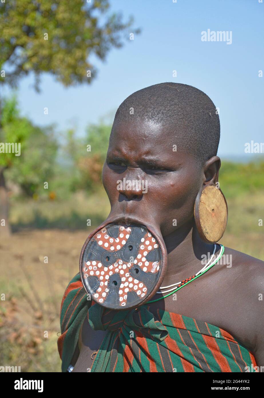 Äthiopien; Region der südlichen Nationen; Mago-Nationalpark; unterer Omo-Fluss; Mursi-Frau mit Lippenstift und Ohrringen; Stockfoto