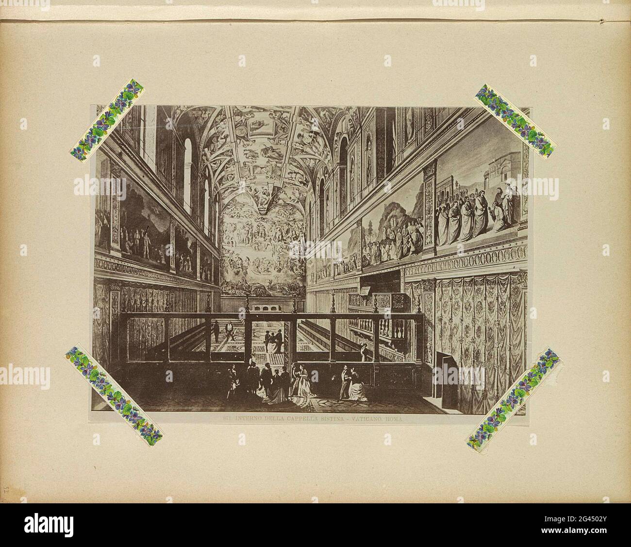 Fotoproduktion von (vermutlich) einem Druck der Sixtinischen Kapelle in Vatikanstadt; Interno della Capella Sistina - Vaticano. Roma. Teil des Fotoalbums mit Aufnahmen von Sehenswürdigkeiten in italienischen Städten und Kunstwerken Stockfoto