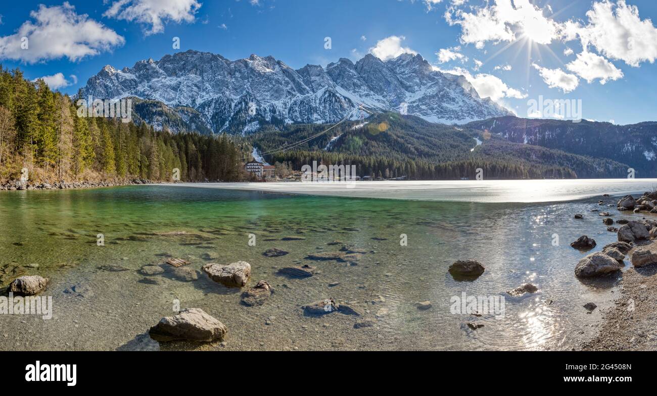 Eibsee-Panorama mit Zugspitze, Bayern, Deutschland Stockfoto