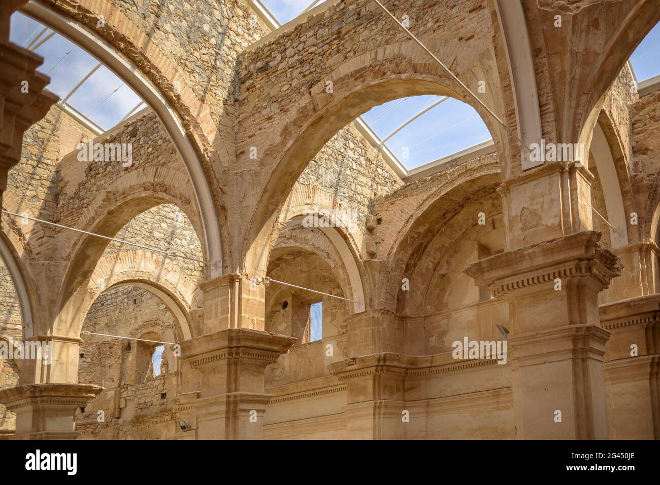 Besuch eines der Räume der Schlacht von Ebro. Kirche des Poble Vell (Altstadt) von Corbera d'Ebre, während des Spanischen Bürgerkrieges zerstört (Spanien) Stockfoto