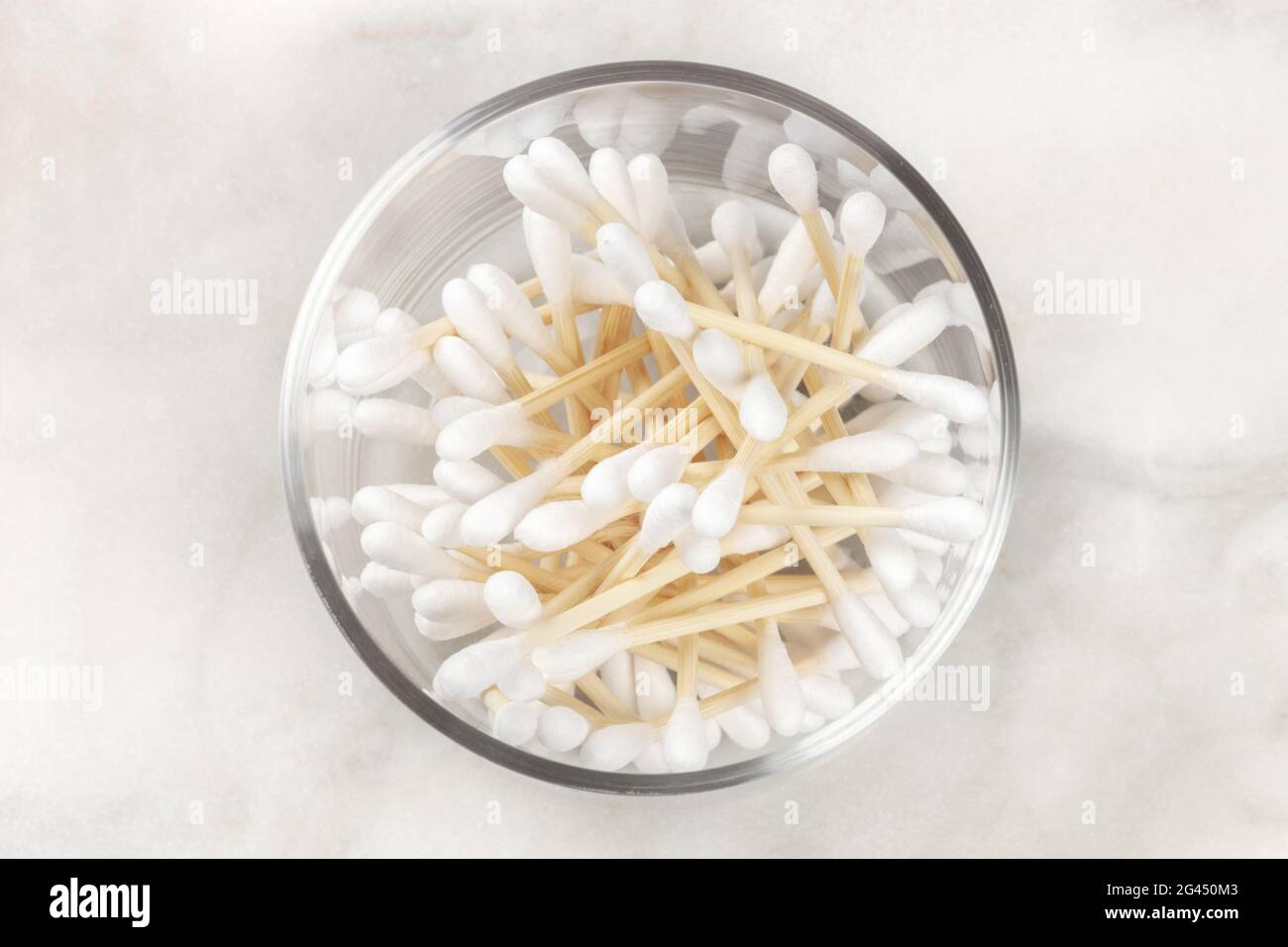 Tupfer aus Bambus-Baumwolle, von oben in einem Glasgefäß geschossen Stockfoto