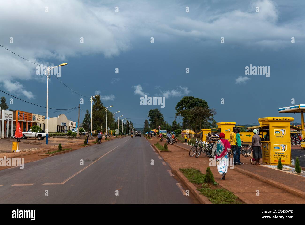 Straßenszene und Sturmwolken, in der Nähe von Kabarondo, Ostprovinz, Ruanda, Afrika Stockfoto