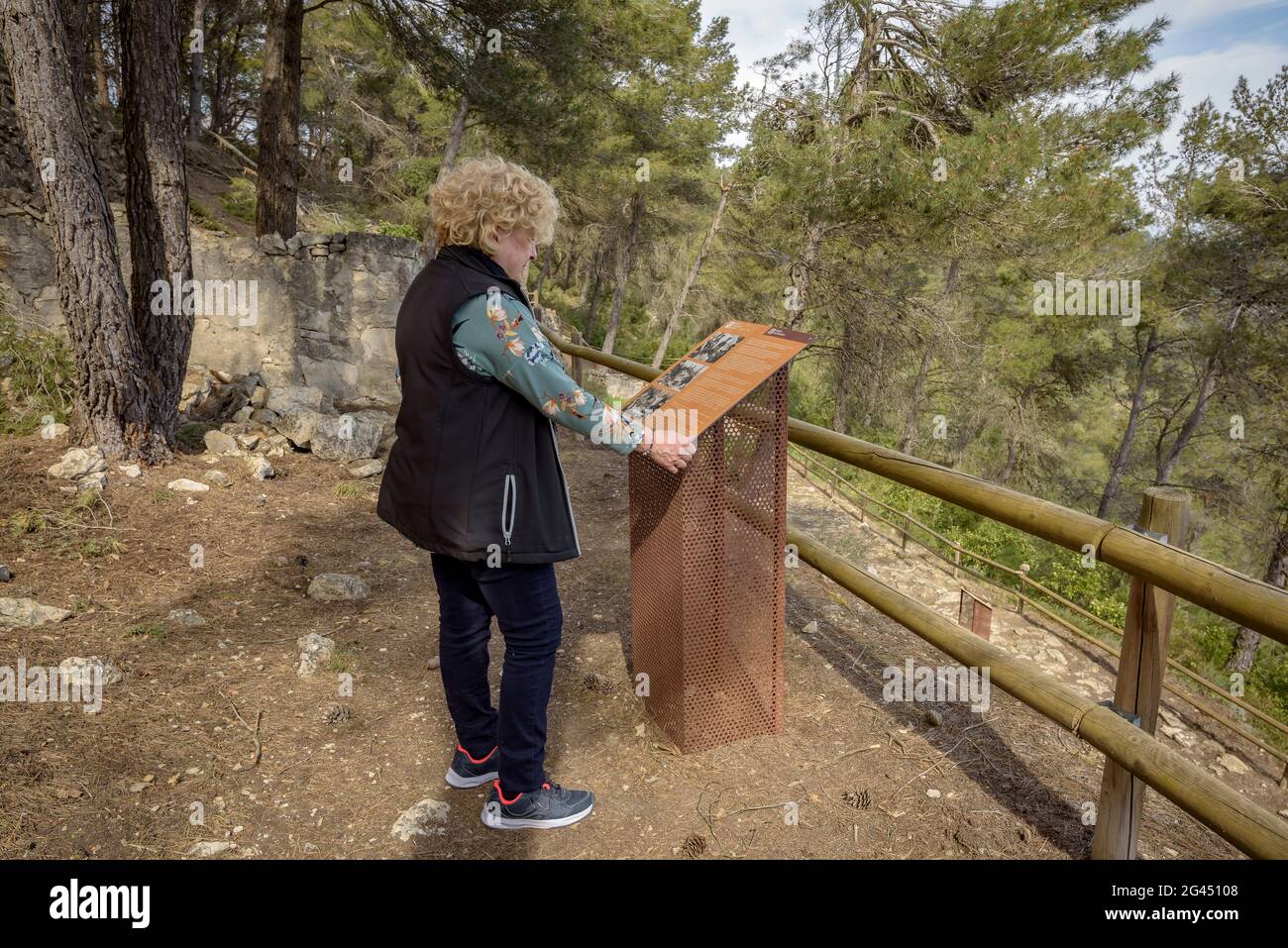 Besuch eines der Räume der Schlacht von Ebro. Bilder des XV. Republikanischen Armeekorps-Lagers (Terra Alta, Tarragona, Katalonien, Spanien) Stockfoto