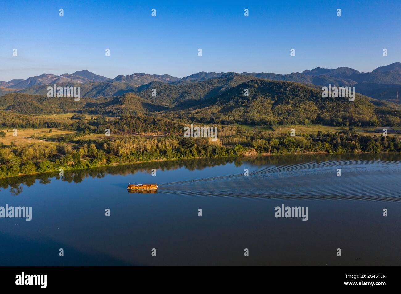 Luftaufnahme des Flusskreuzfahrtschiffes Mekong Sun auf dem Mekong mit Bergen dahinter, Chomphet District, Luang Prabang Province, Laos, Asien Stockfoto