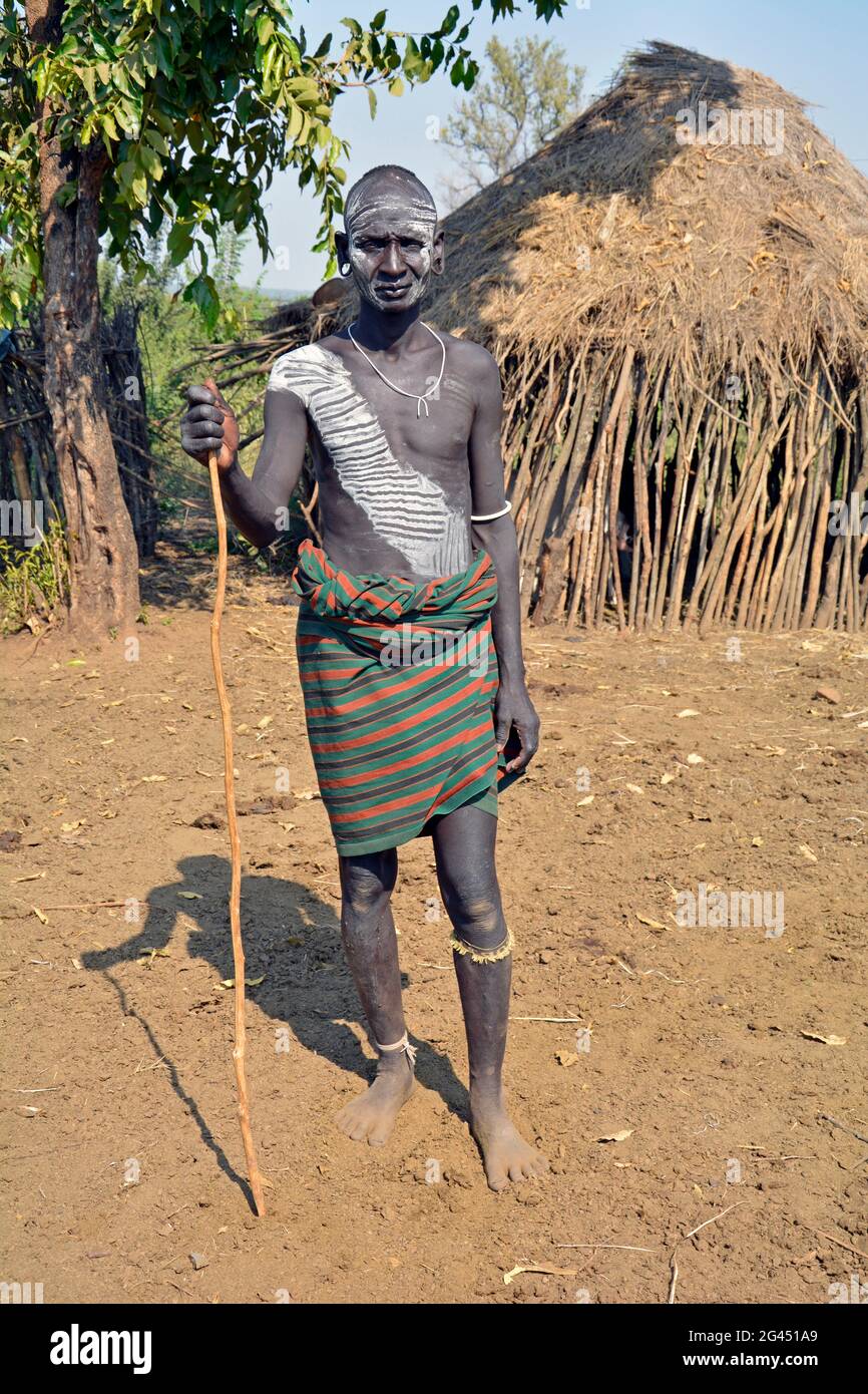 Äthiopien; Region der südlichen Nationen; Mago-Nationalpark; unterer Omo-Fluss; junger Mann aus dem Mursi-Volk; Stockfoto