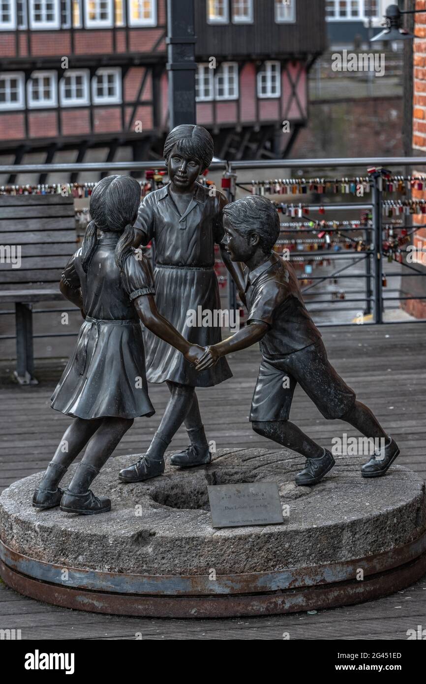 In der Lüneburger Altstadt ist das Skulpturenleben wunderschön Stockfoto