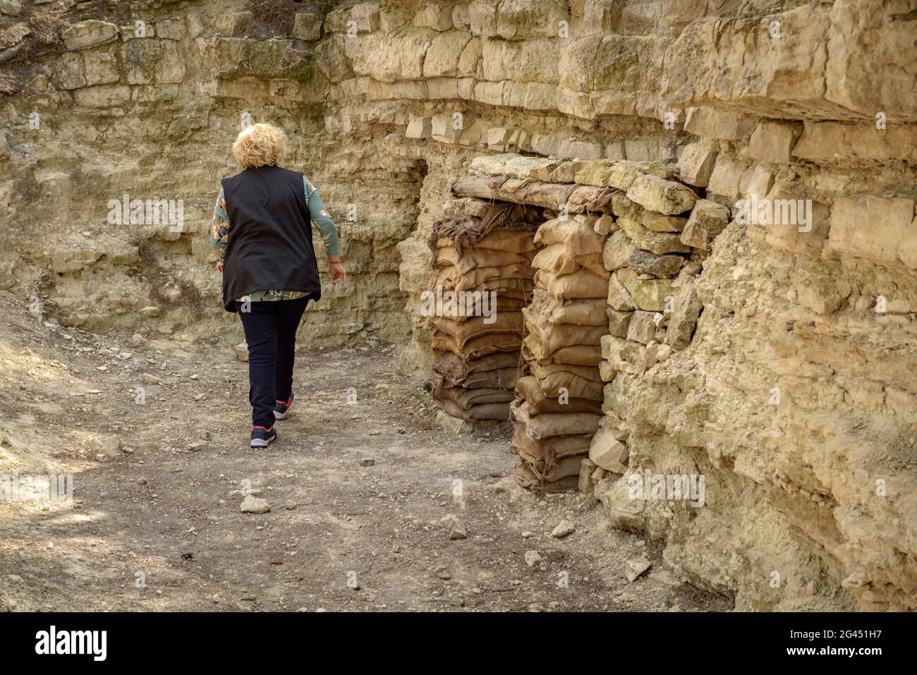 Besuch eines der Räume der Schlacht von Ebro. Graben von Les Devees geborgen (Terra Alta, Tarragona, Katalonien, Spanien) Stockfoto