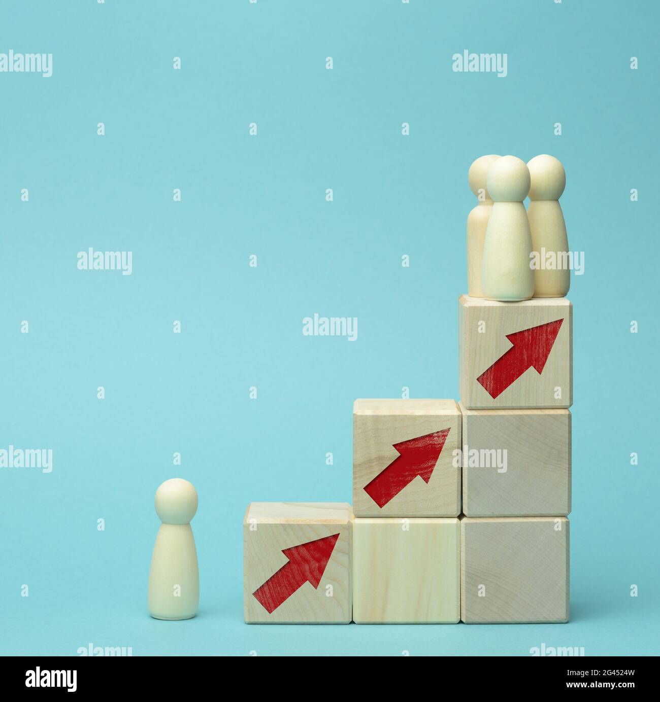 Holzfigur eines Mannes an der Spitze der Pyramide. Das Konzept von Karriereentwicklung, Zielerreichung Stockfoto