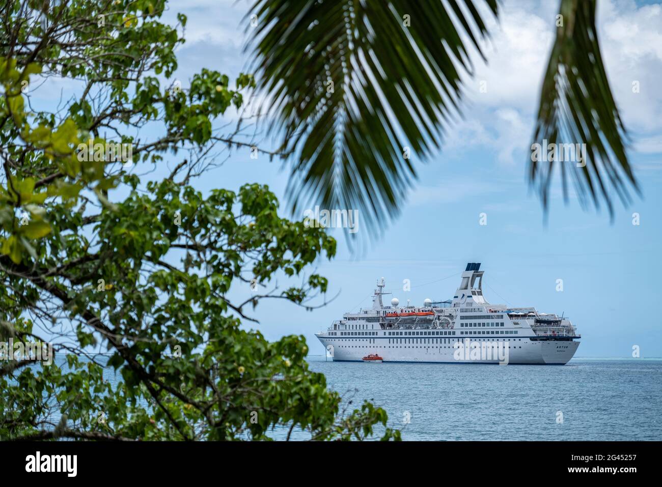 Kreuzschiff in Roadstead in Opunohu Bay, Moorea, Windward Islands, Französisch-Polynesien, Südpazifik Stockfoto