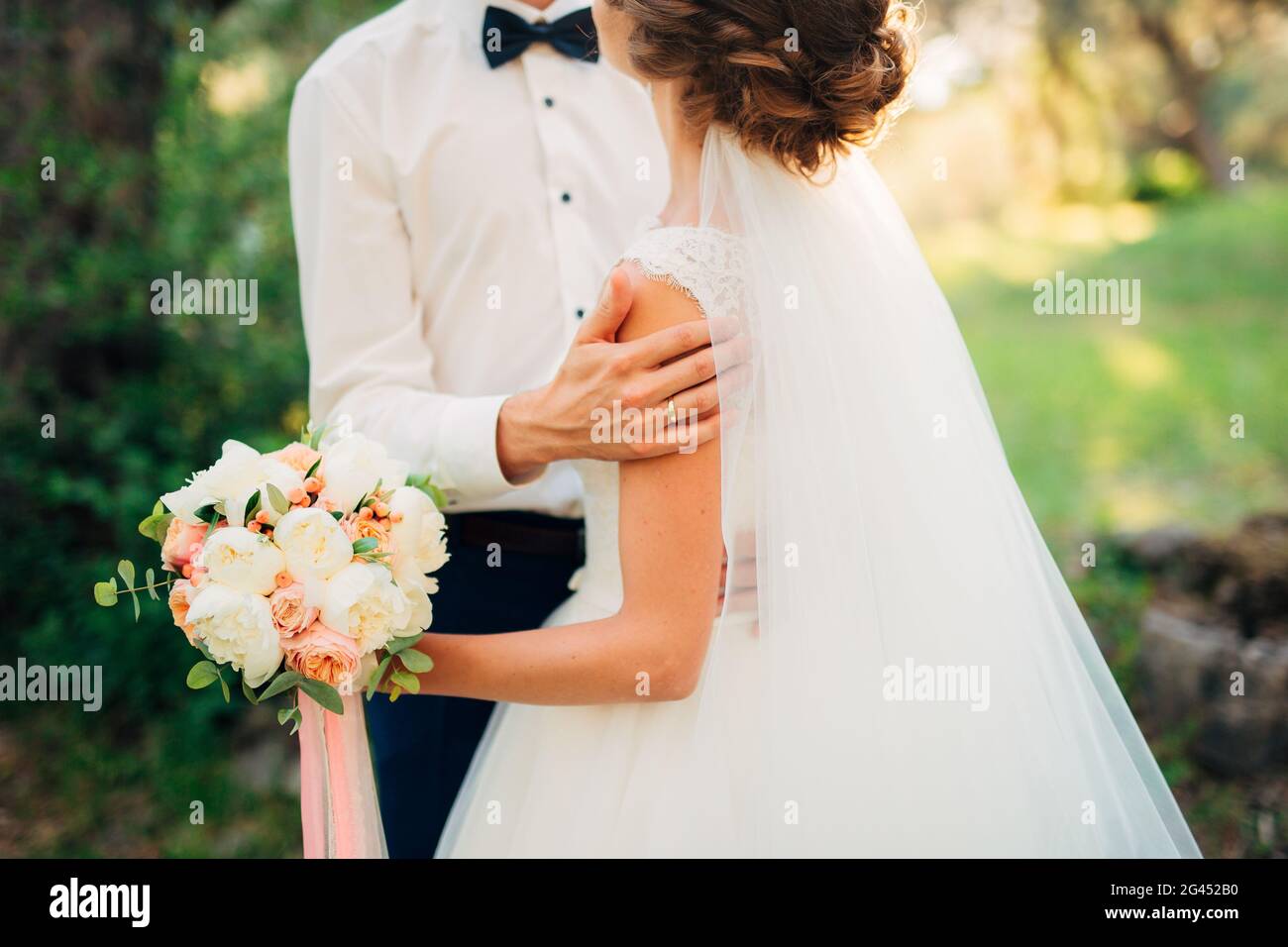 Brautpaar umarmen einander in Montenegro Stockfoto