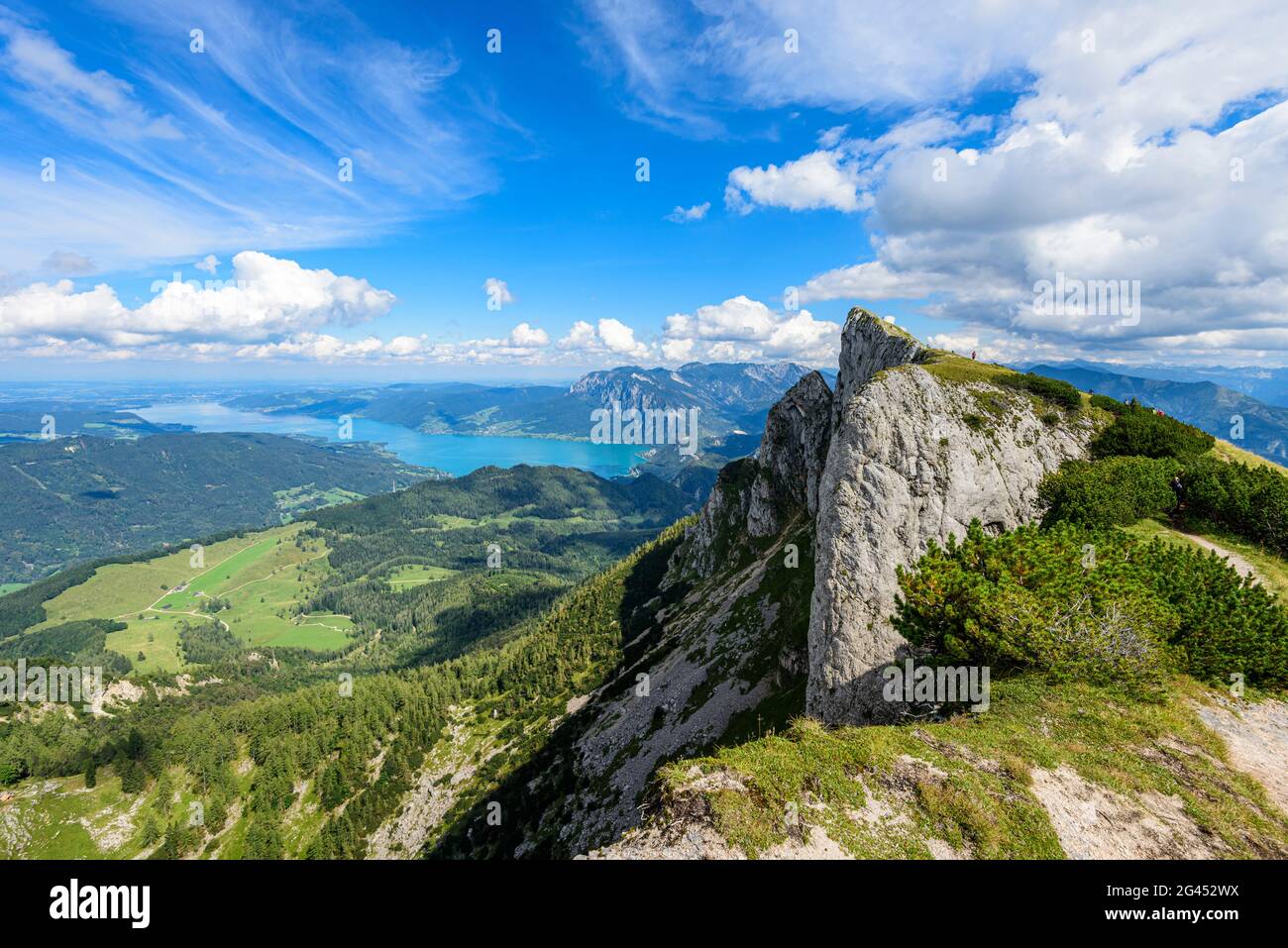 Blick auf die Spinnerin, den Attersee und das Höllengebirge im Salzkammergut, Österreich Stockfoto