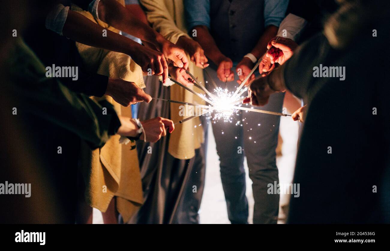 Die Menschen brachten große Wunderkerzen zusammen und gleichzeitig von der Zündung. Stockfoto