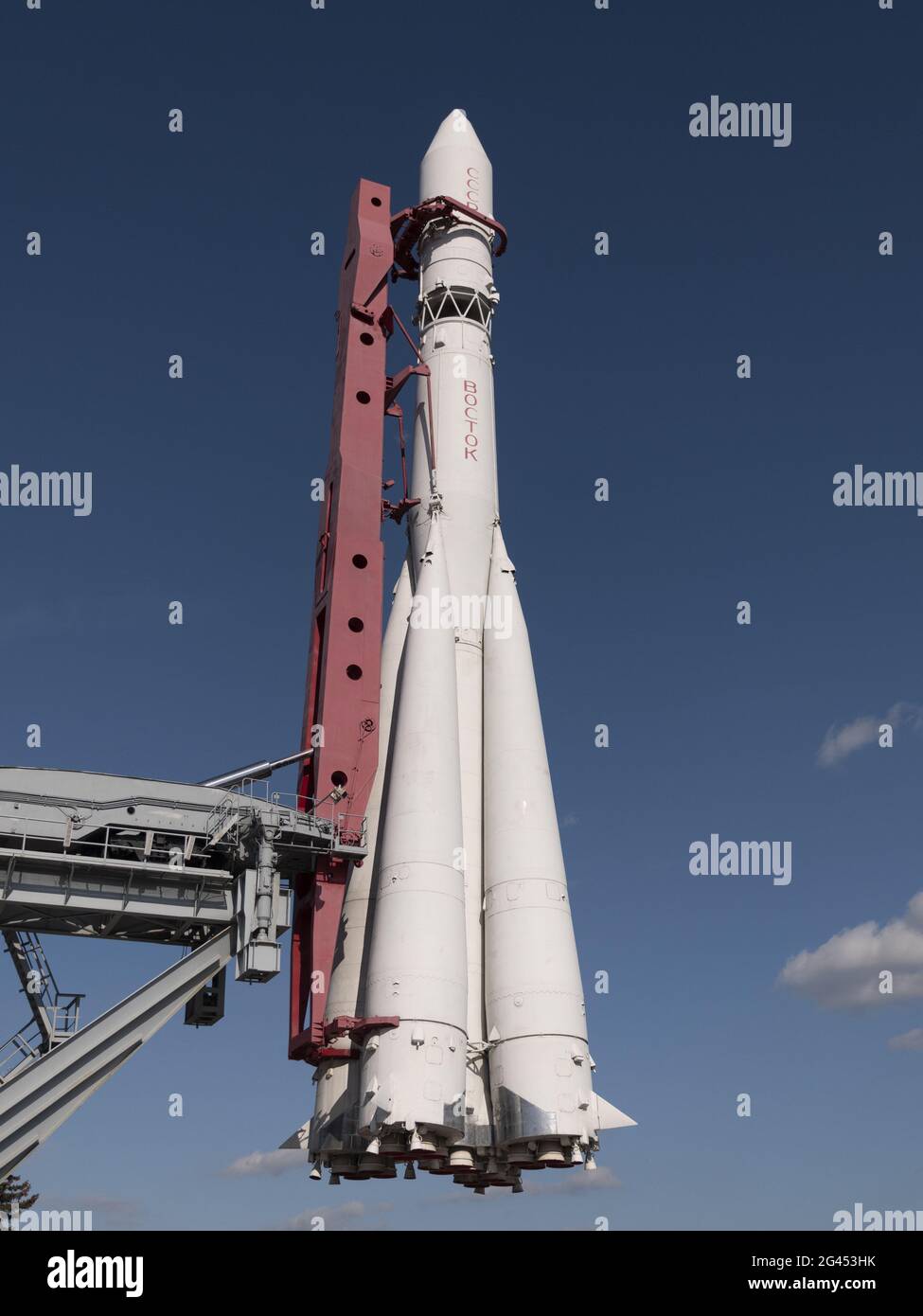 MOSKAU, RUSSLAND - 23. APRIL 2019: Booster-Rakete Vostok im Pavillon Space auf VDNCH. Zu Fuß Moskowiten und Touristen Stockfoto