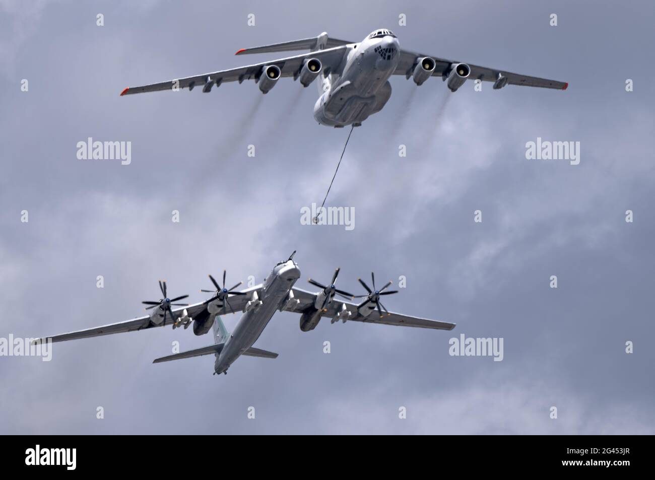 MOSKAU, RUSSLAND - 7. MAI 2021: Avia-Parade in Moskau. Tanker Iljuschin Il-78 und strategische Bomber- und Raketenplattform TU-95 in Th Stockfoto