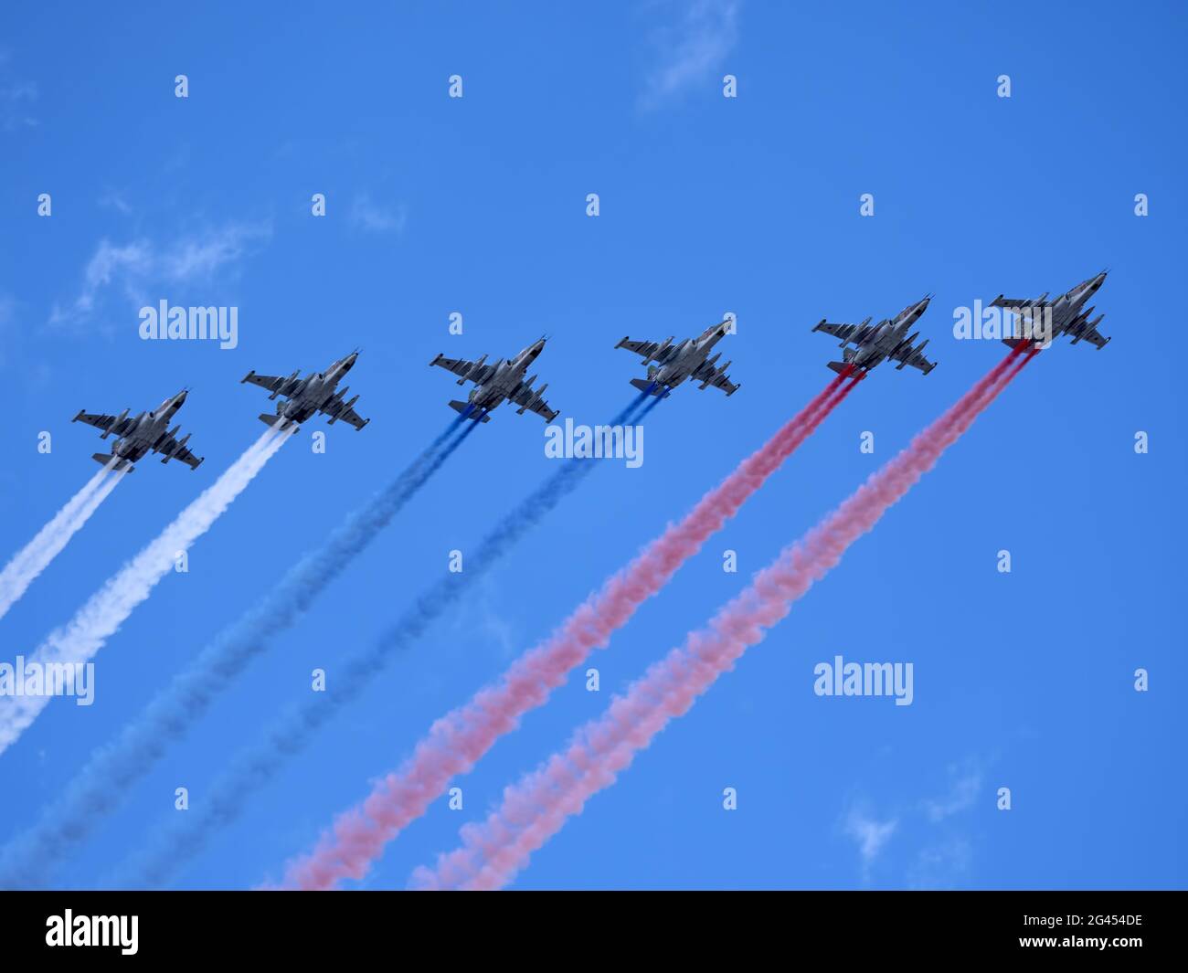 MOSKAU, RUSSLAND - 7. MAI 2021: Avia-Parade in Moskau. Gruppe von russischen Kämpfern Suchoi Su-25 mit bemalter russischer Flagge am Himmel Stockfoto