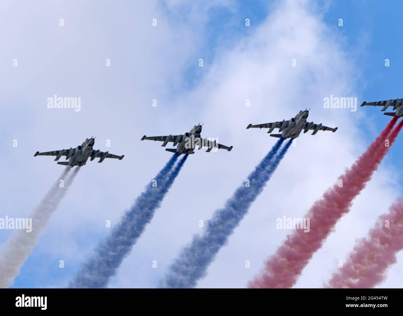 MOSKAU, RUSSLAND - 7. MAI 2021: Avia-Parade in Moskau. Gruppe von russischen Kämpfern Suchoi Su-25 mit bemalter russischer Flagge am Himmel Stockfoto