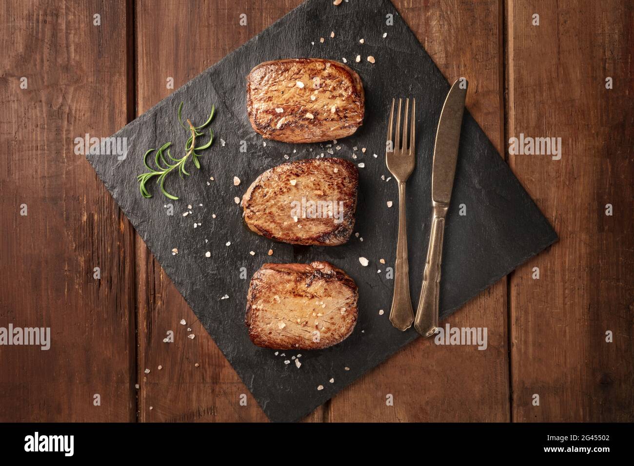Rindersteaks, gebraten mit Salz und Rosmarin Stockfoto