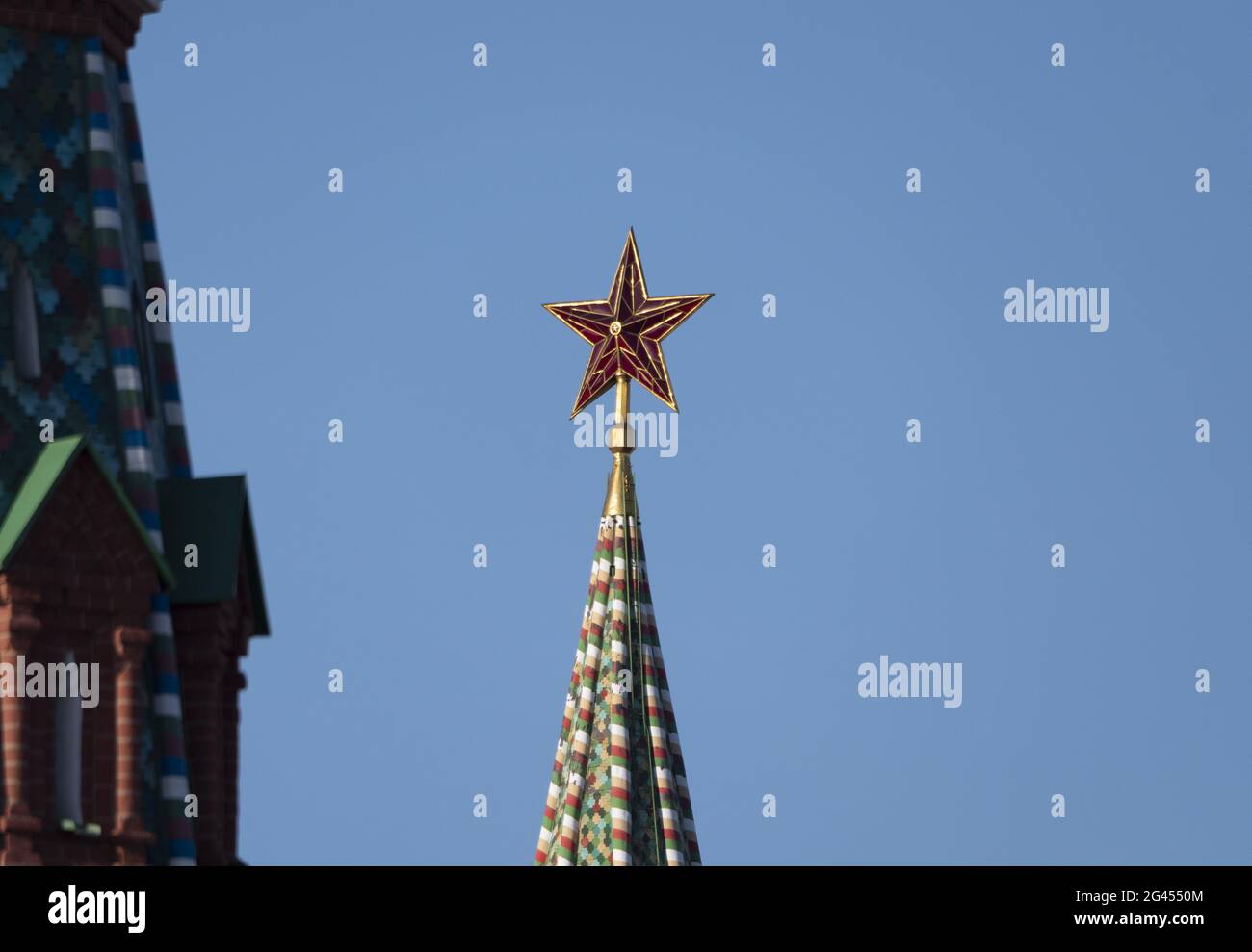 MOSKAU , RUSSLAND, 10. Juni 2019: Rubinstern auf der Spitze des Spasskaya-Turms des Moskauer Kremls am 10. Juni 2019 in Moskau, Stockfoto