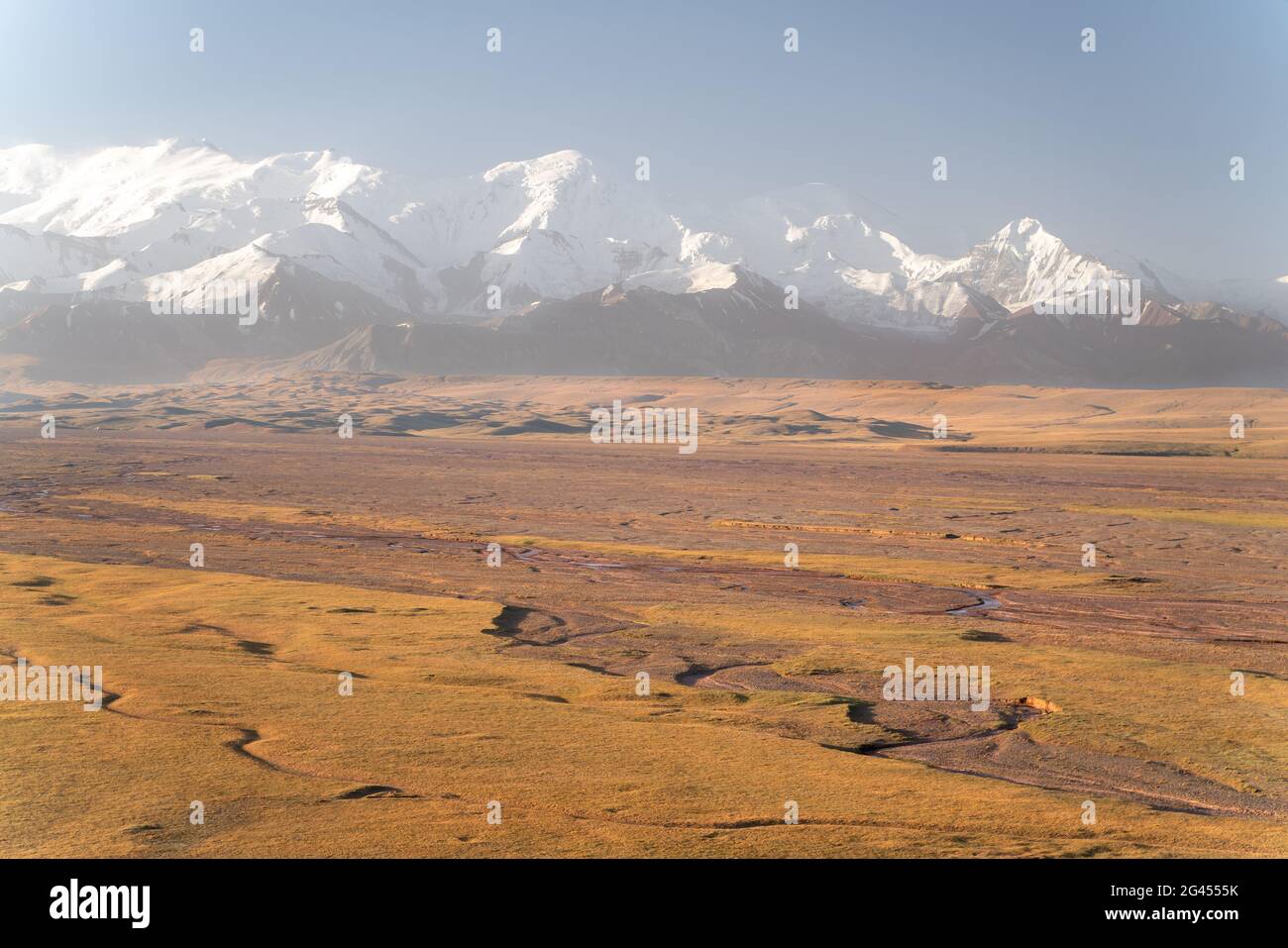 Die erstaunliche wilde Aussicht auf kirgisistan Landschaft voller Schneespitzen und Wildnis Stockfoto