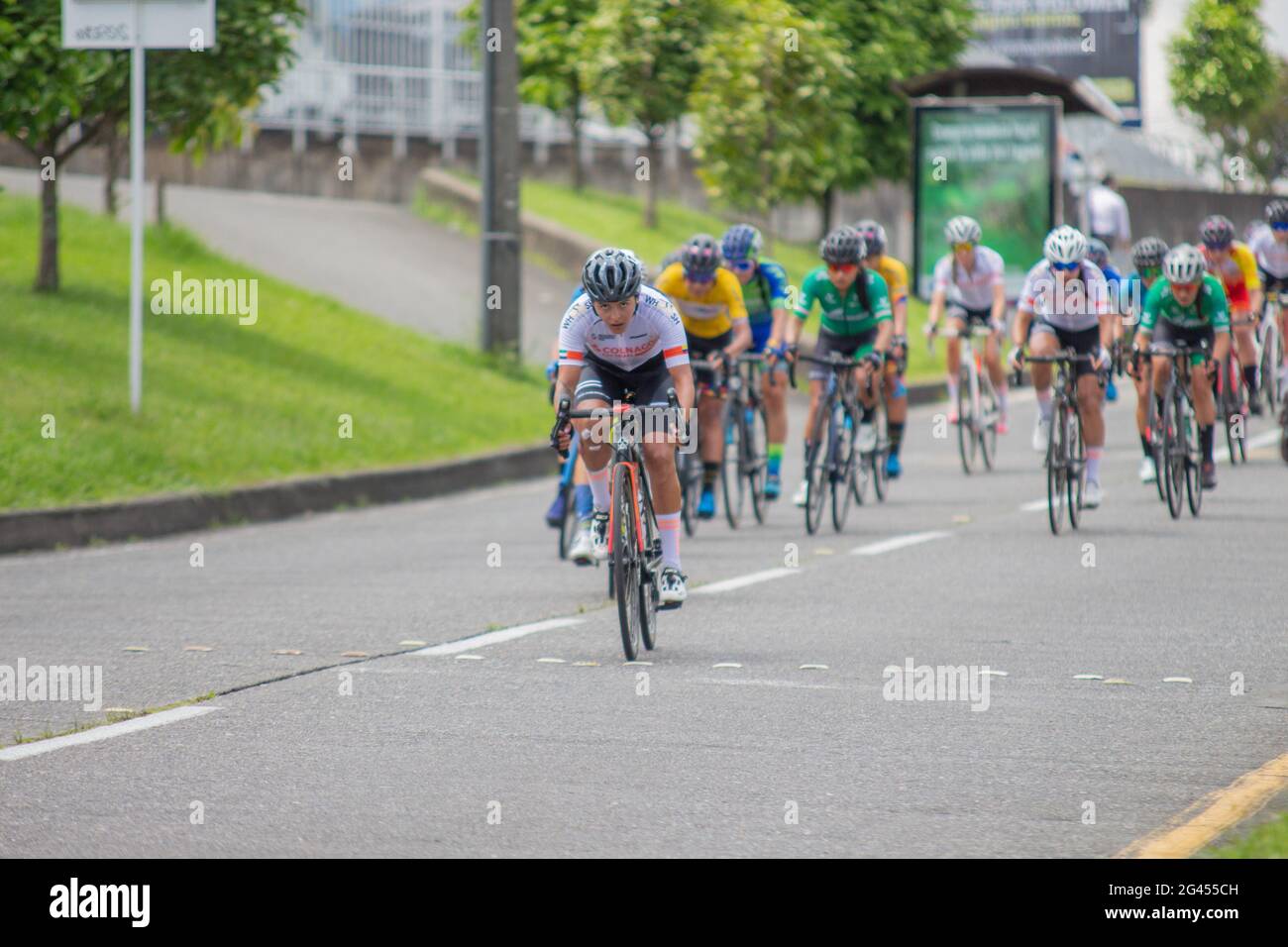 Pereira, Kolumbien. Juni 2021. Colnago Radfahrerin aus dem Frauenteam nimmt am 18. Juni 2021 an der kolumbianischen Meisterschaft für Straßenrennen der Frauen in den Straßen von Pereira, Kolumbien, Teil.Quelle: Long Visual Press/Alamy Live News Stockfoto