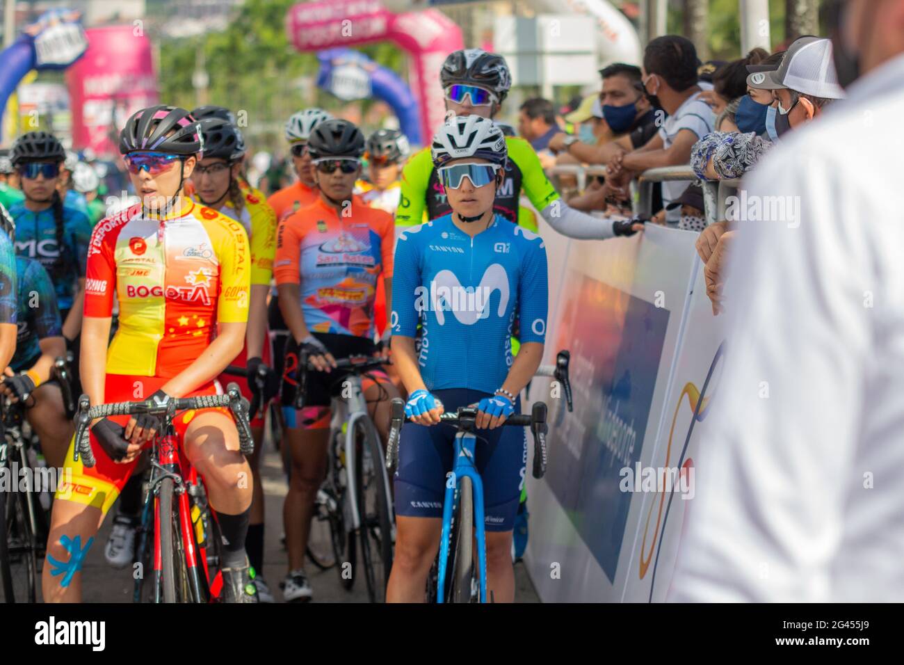 Pereira, Kolumbien. Juni 2021. Die Radfahrerin Paula Patiño aus dem Movistar Women Team während der kolumbianischen National Road Race Championship Pereira, Kolumbien, am 18. Juni 2021 Credit: Long Visual Press/Alamy Live News Stockfoto