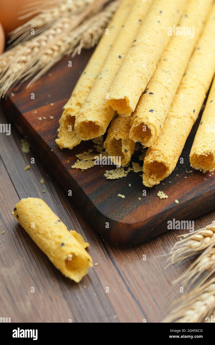 Eierrollen auf Holzbrett Stockfoto