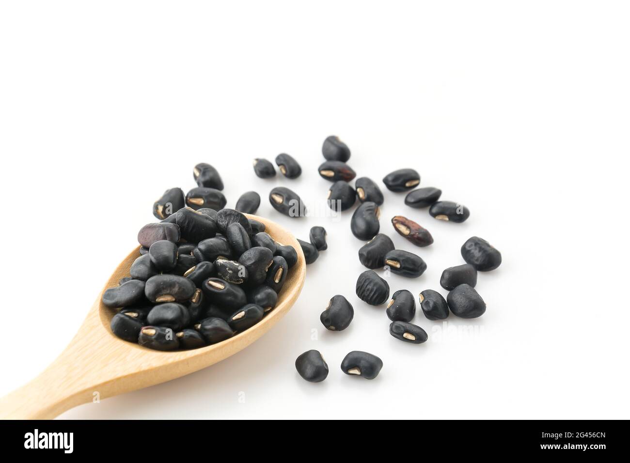 schwarze Bohnen auf weißem Hintergrund Stockfoto