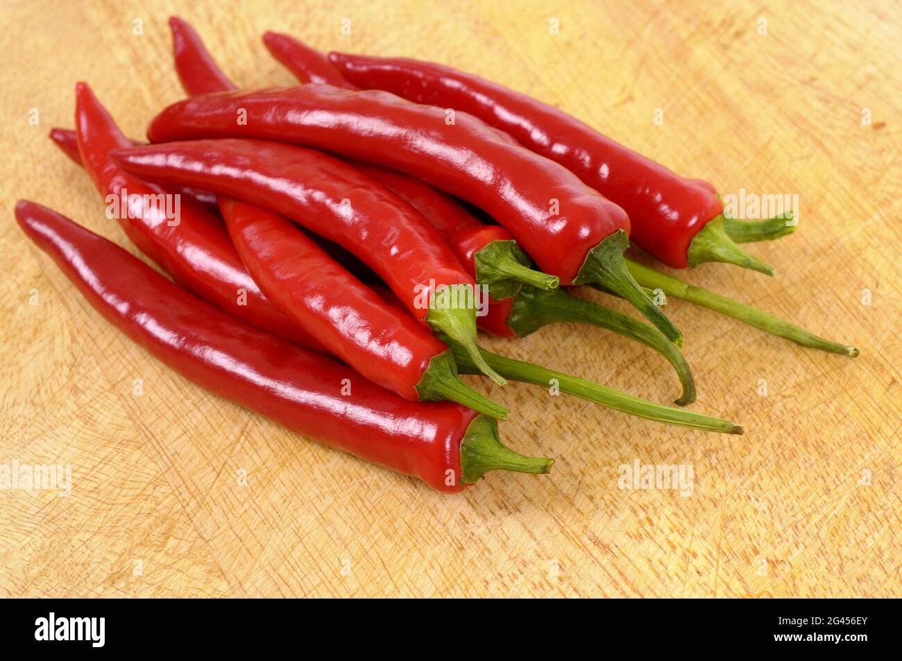 Red chili peppers auf einem Schneidebrett Stockfoto