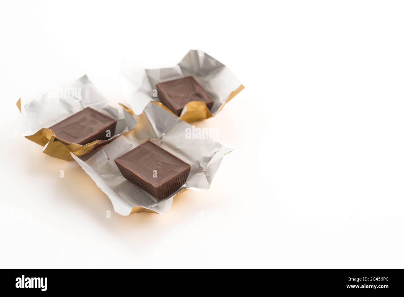Milchschokolade auf weißem Hintergrund Stockfoto