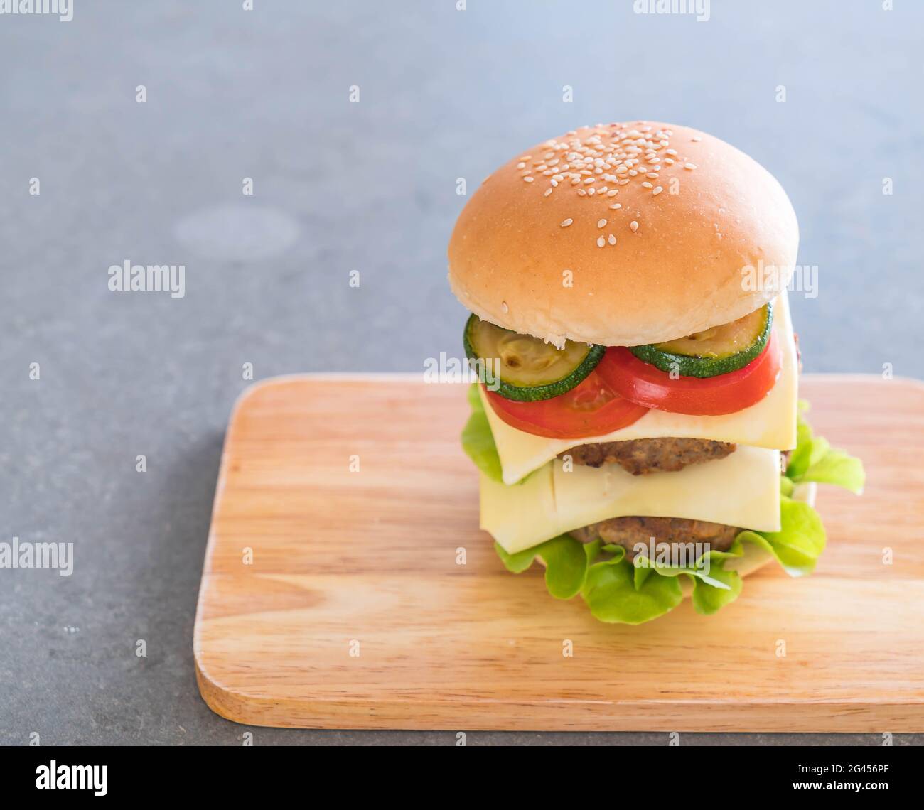burger auf Holzplatte: Amerikanische Küche Stockfoto