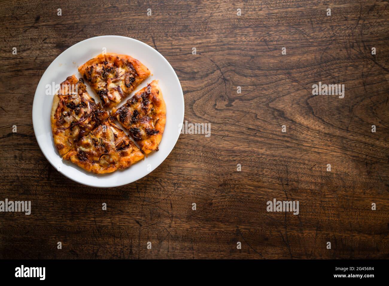 Leckere italienische Pizza serviert auf Holztisch Stockfoto