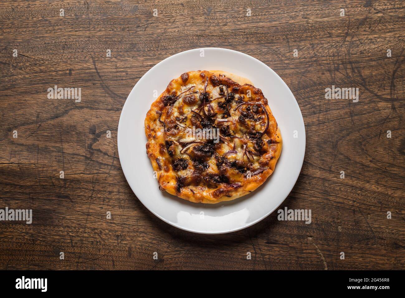 Leckere italienische Pizza serviert auf Holztisch Stockfoto