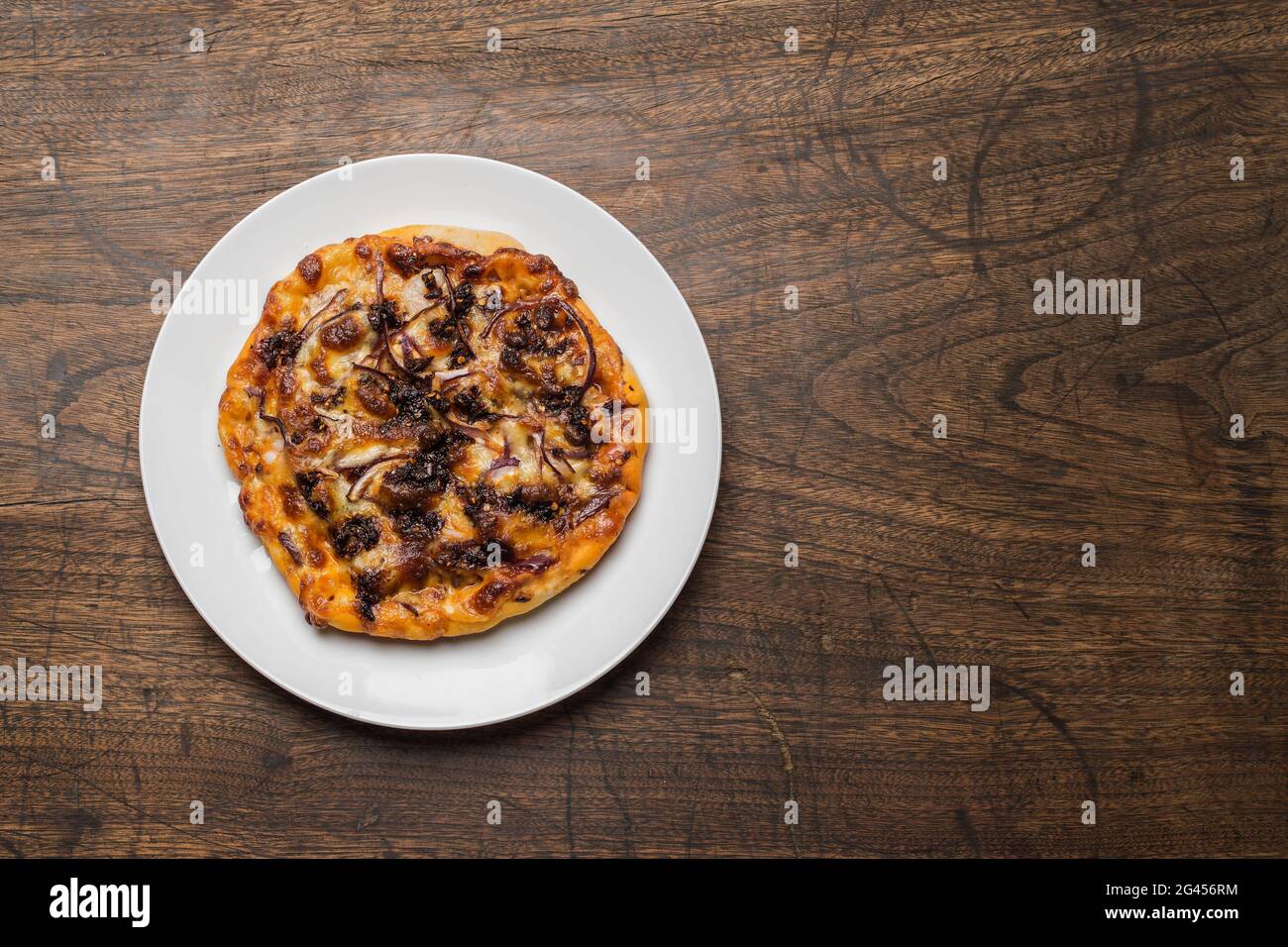 Leckere italienische Pizza serviert auf Holztisch Stockfoto