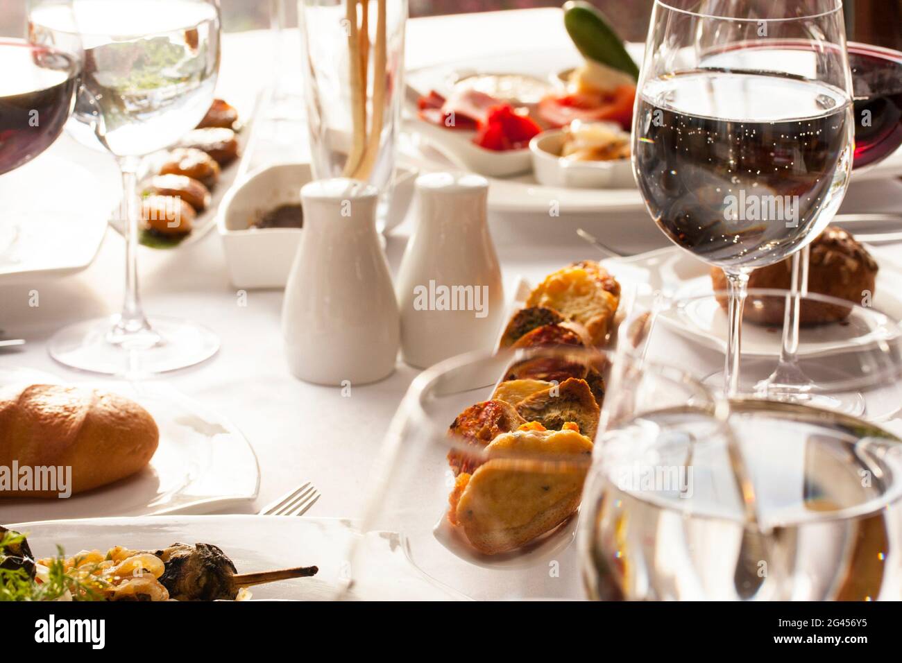 Elegantes Abendessen in EINEM Restaurant Stockfoto