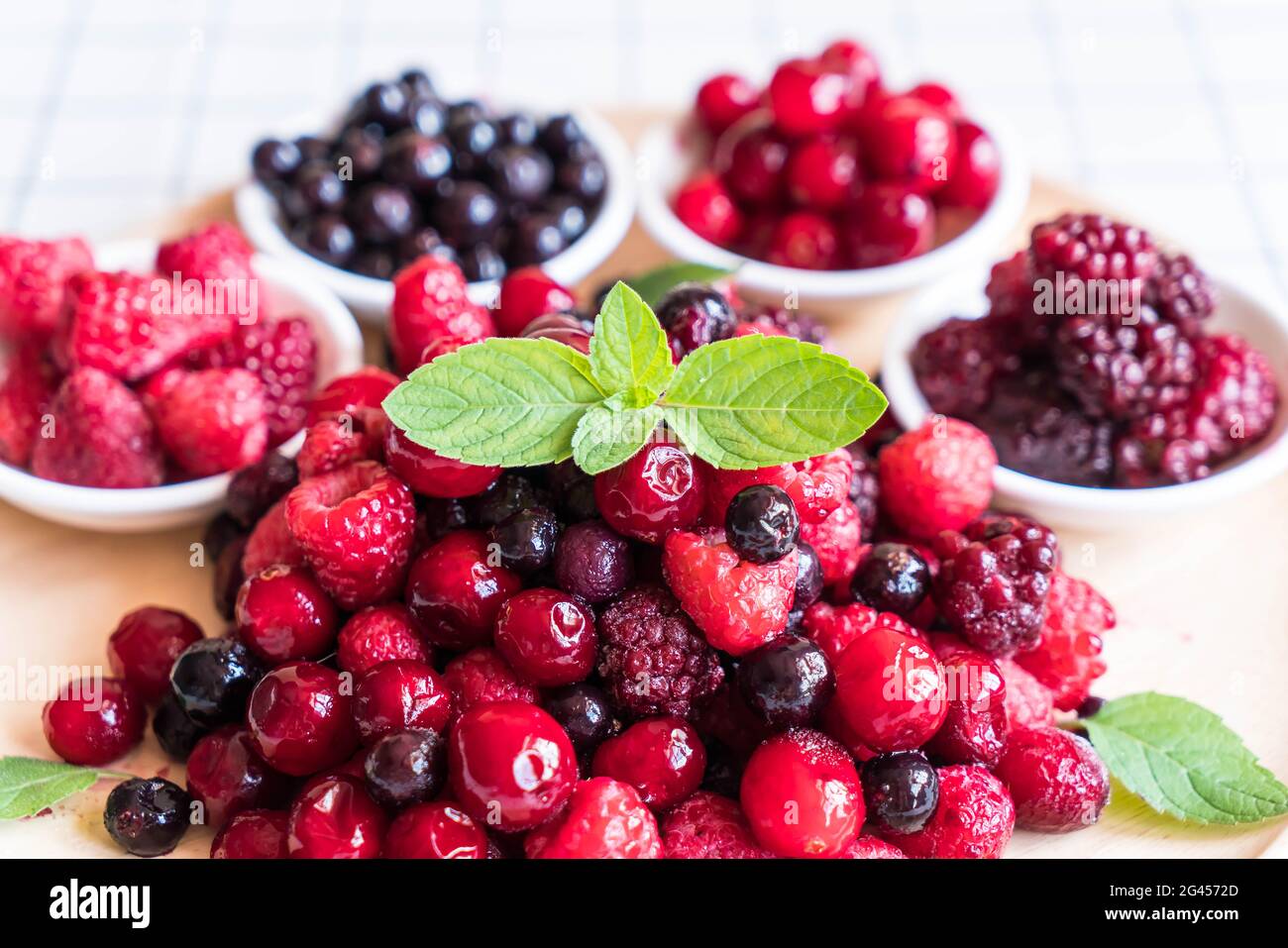 Gefrorene gemischte Beere auf dem Tisch Stockfoto