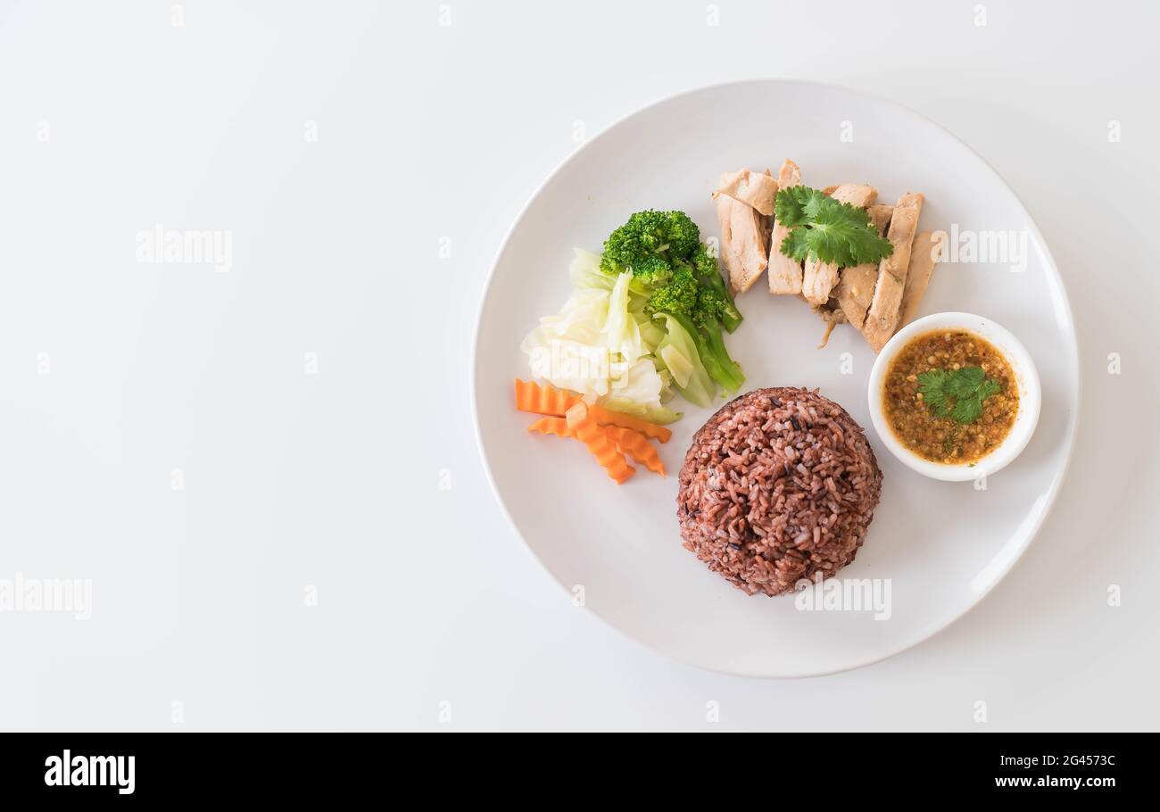 Brathähnchen und Gemüse mit Beerenreis - sauberes Essen Stockfoto