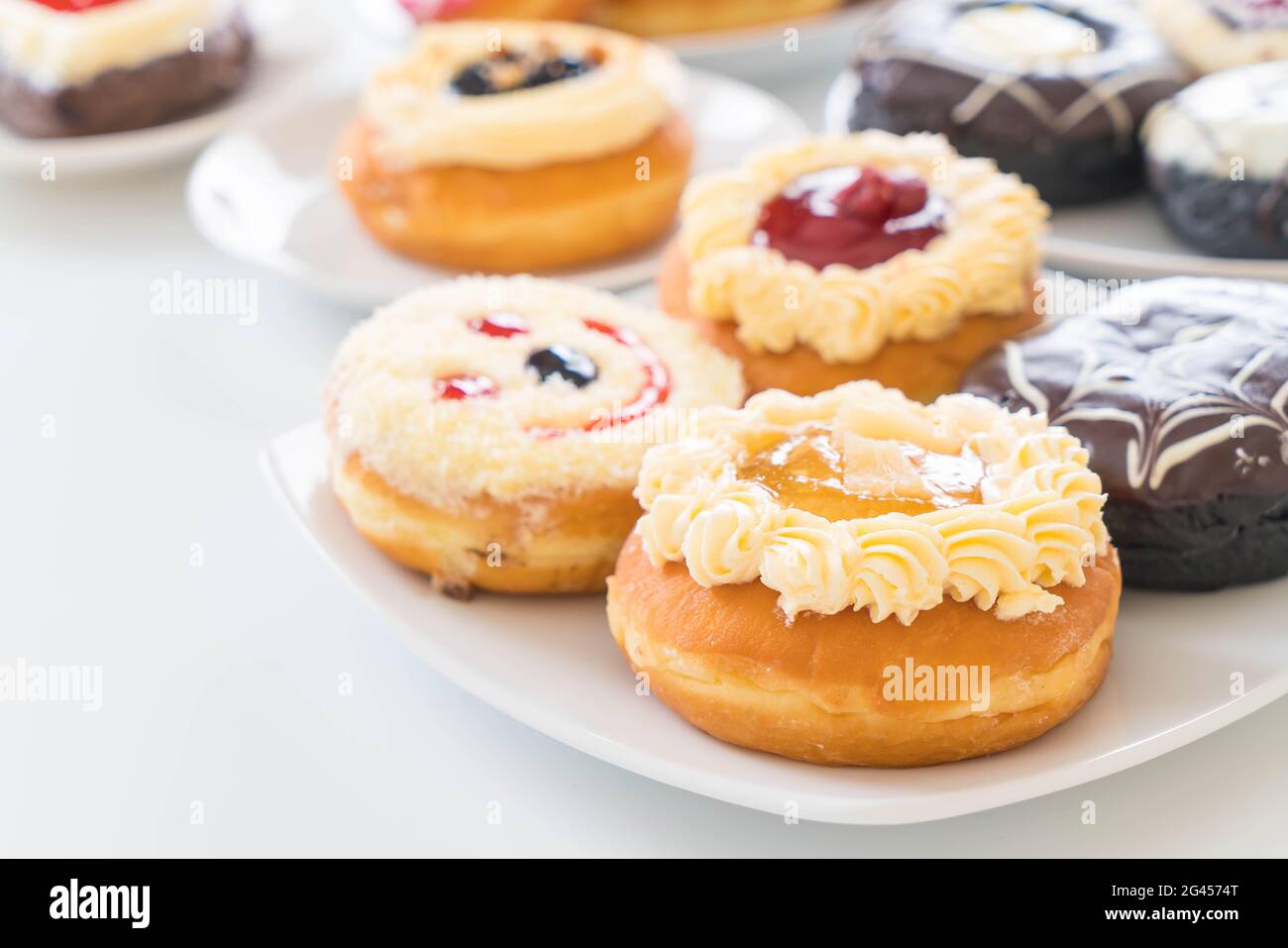 Frischer Donut auf dem Tisch serviert Stockfoto