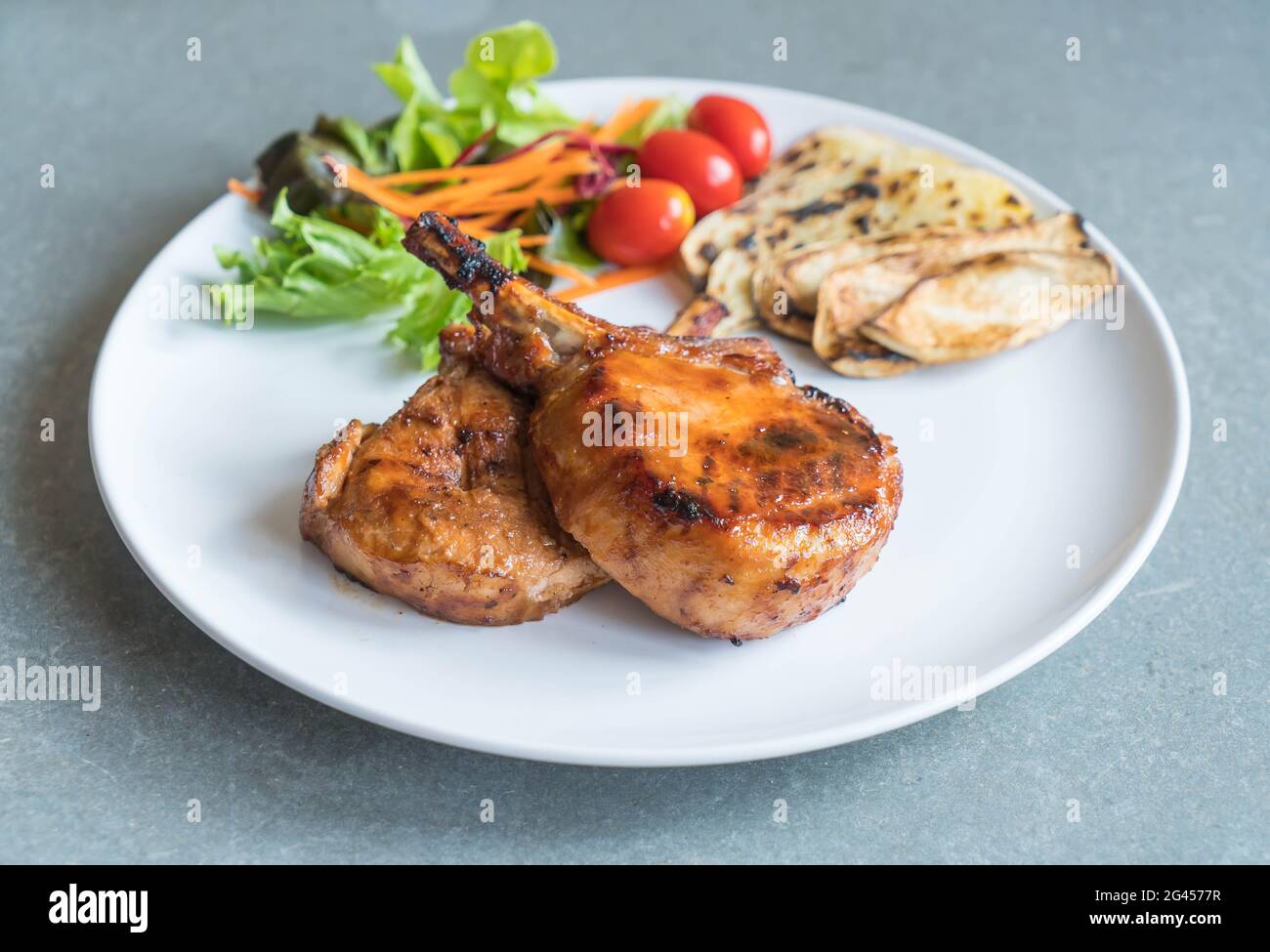 Schweinekotelett Steak auf dem Tisch Stockfoto