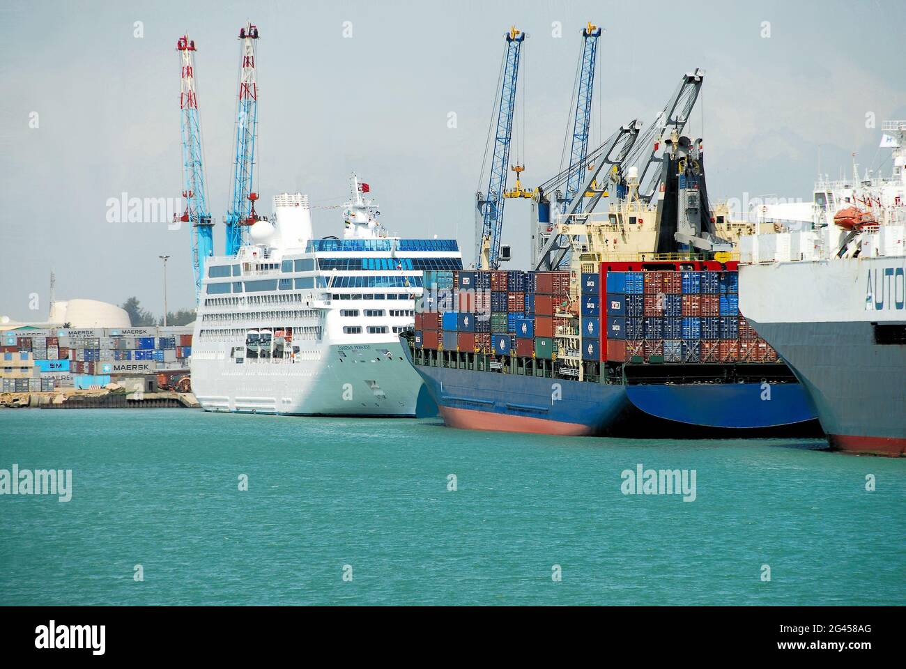 An einem sonnigen Tag dockten die Schiffe im türkisfarbenen tropischen Wasser des Autonomen Hafens von Cotonou, Benin, Westafrika an. Stockfoto